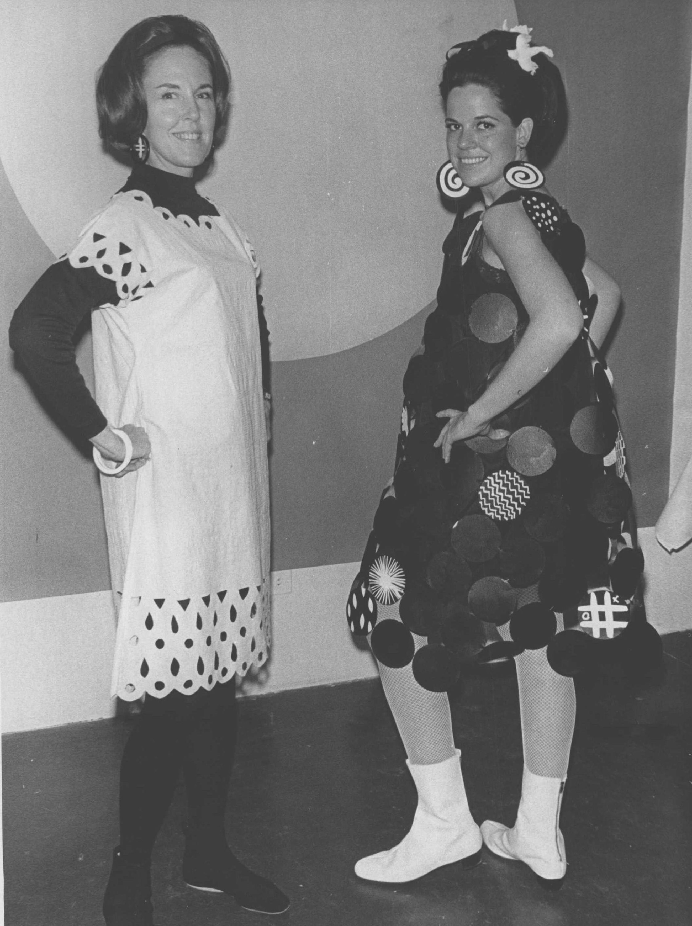 Dos mujeres luciendo vestidos de papel con motivos navideños en el Museo de Arte de Denver en febrero de 1967. | Foto: Getty Images