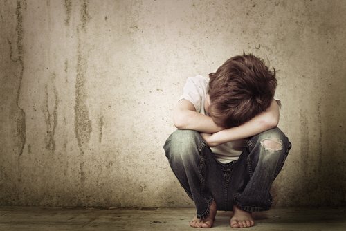 Niño triste y abandonado. | Imagen tomada de: Shutterstock.