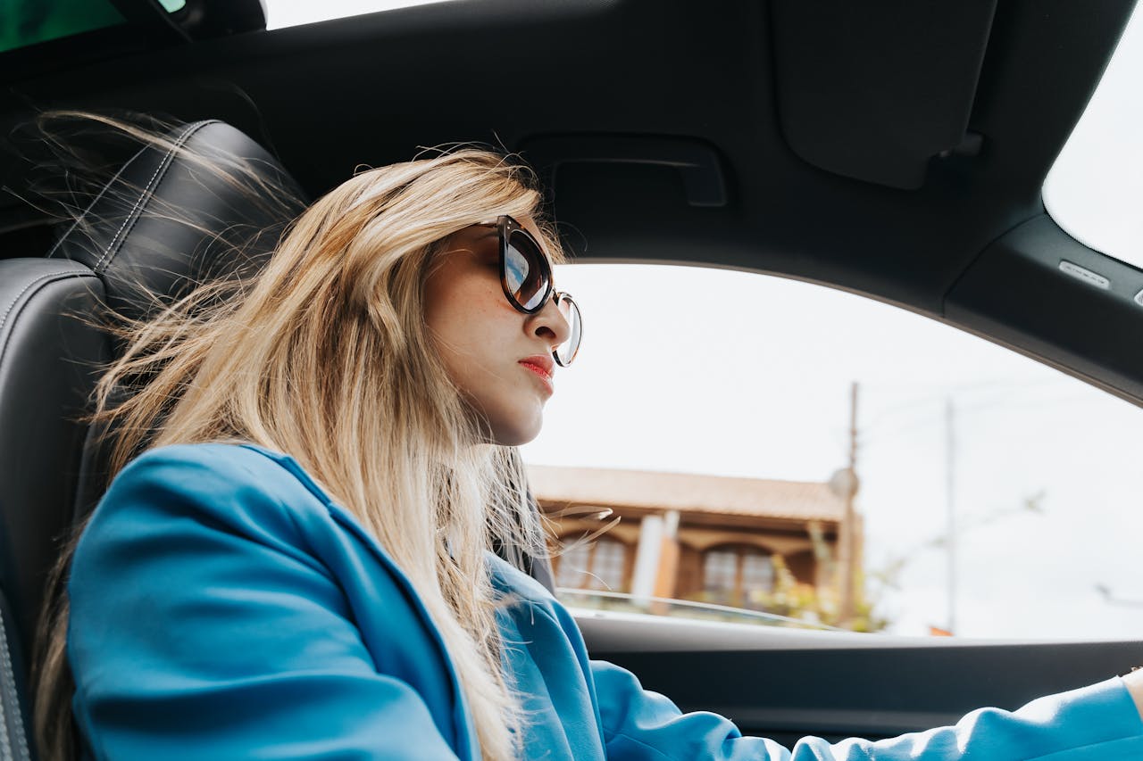 Una mujer conduciendo un automóvil | Fuente: Pexels