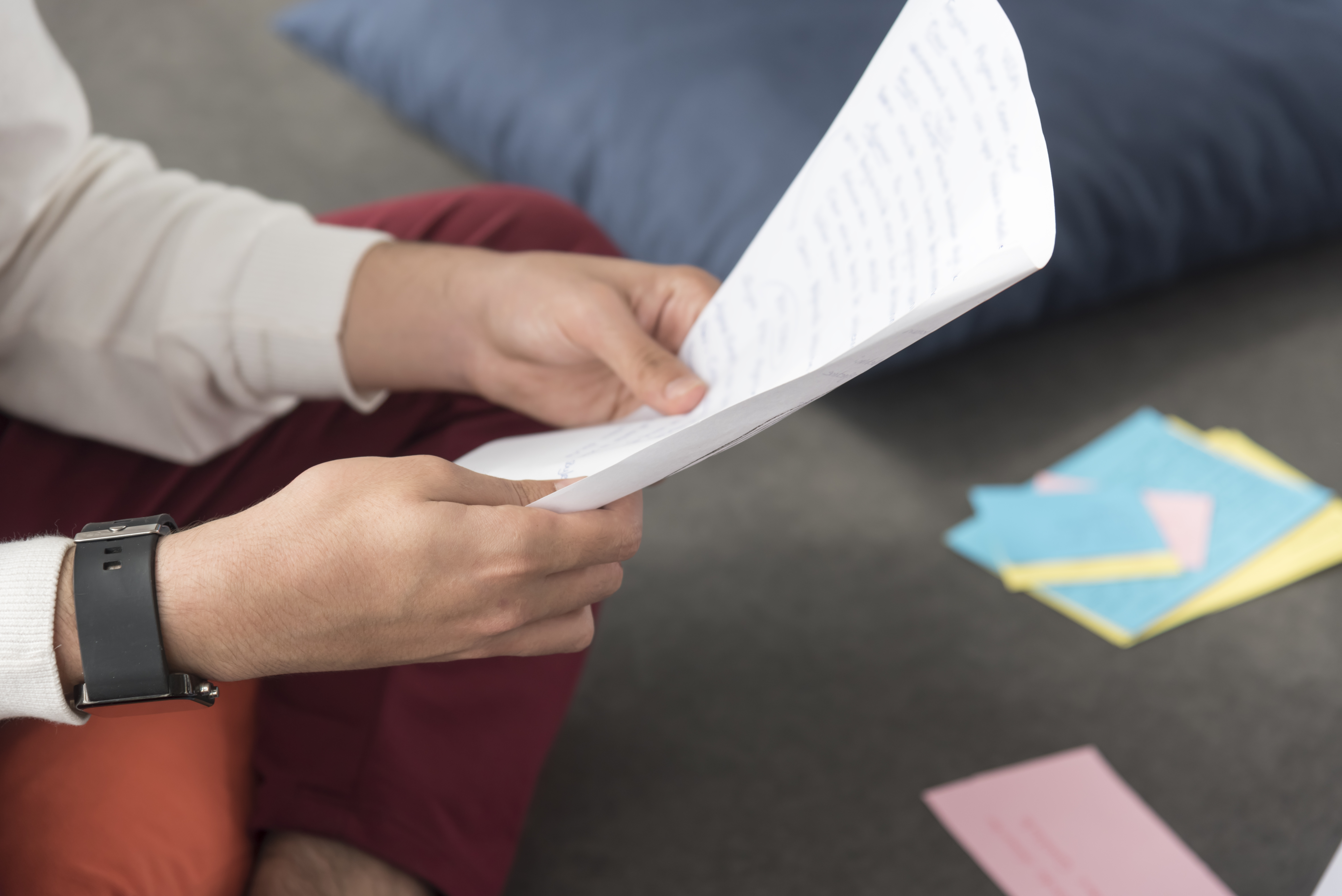 Un hombre leyendo una carta | Fuente: Getty Images