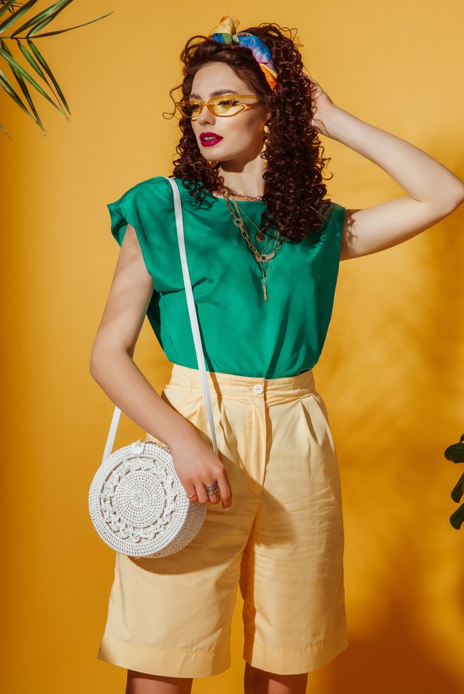 Modelo femenina luciendo un atuendo de verano. I Foto: Shutterstock.