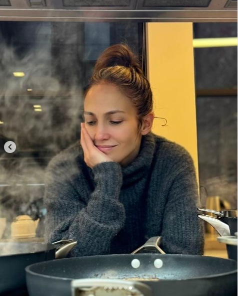 Jennifer Lopez posando para una foto publicada el 25 de marzo de 2024 | Foto: Instagram/jlo