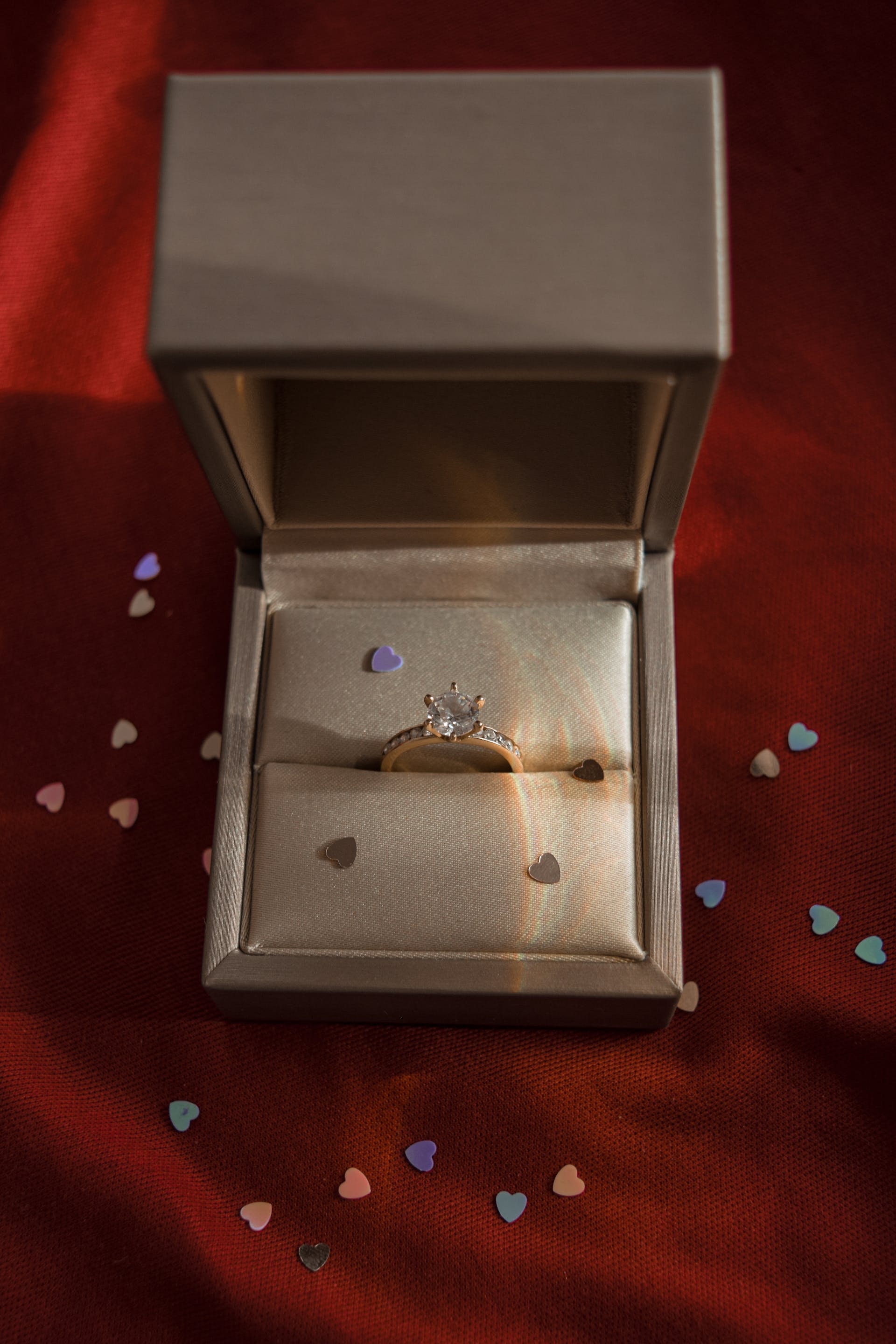 Un anillo en una caja | Fuente: Pexels