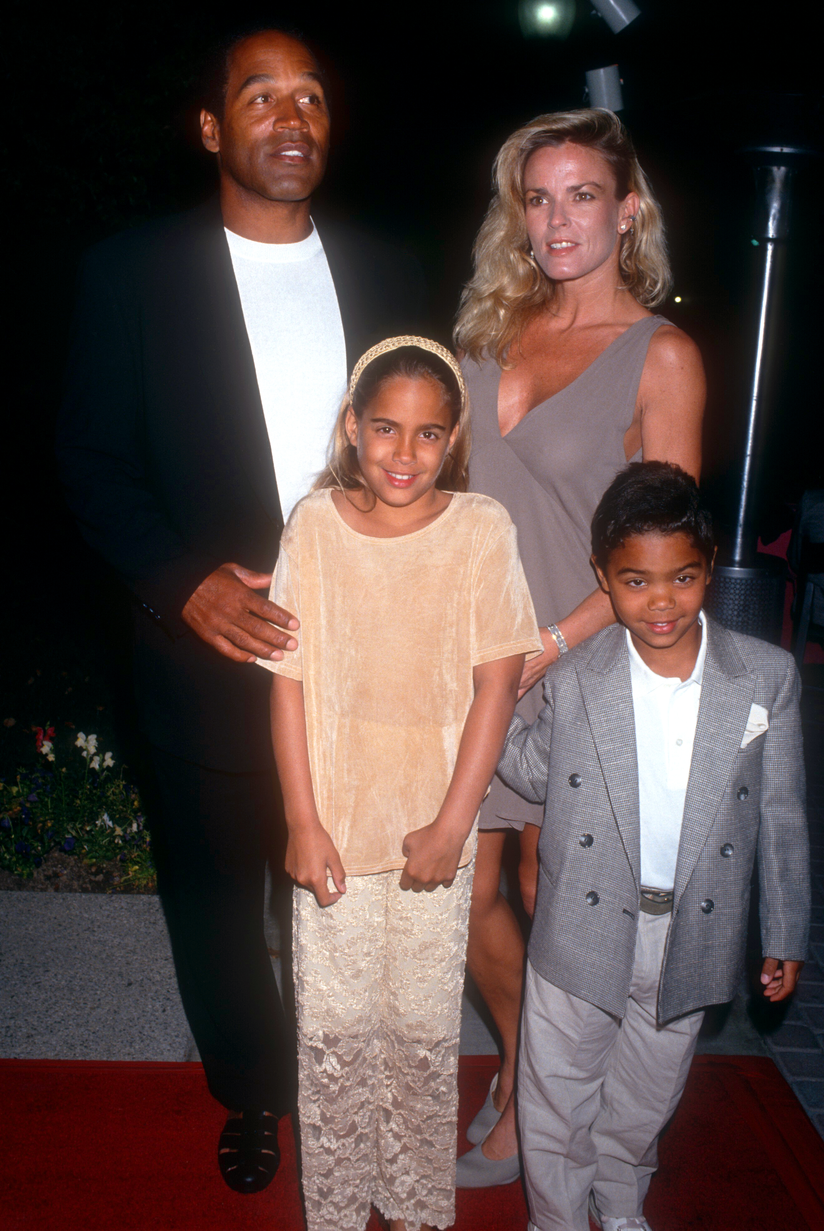 O.J. Simpson y Nicole Brown Simpson caminan por la alfombra roja con sus hijos, Sydney y Justin, mientras asisten al estreno de "Naked Gun 33 1/3: The Final Insult" el 16 de marzo de 1994, en los Estudios Paramount de Hollywood, California | Foto: Getty Images