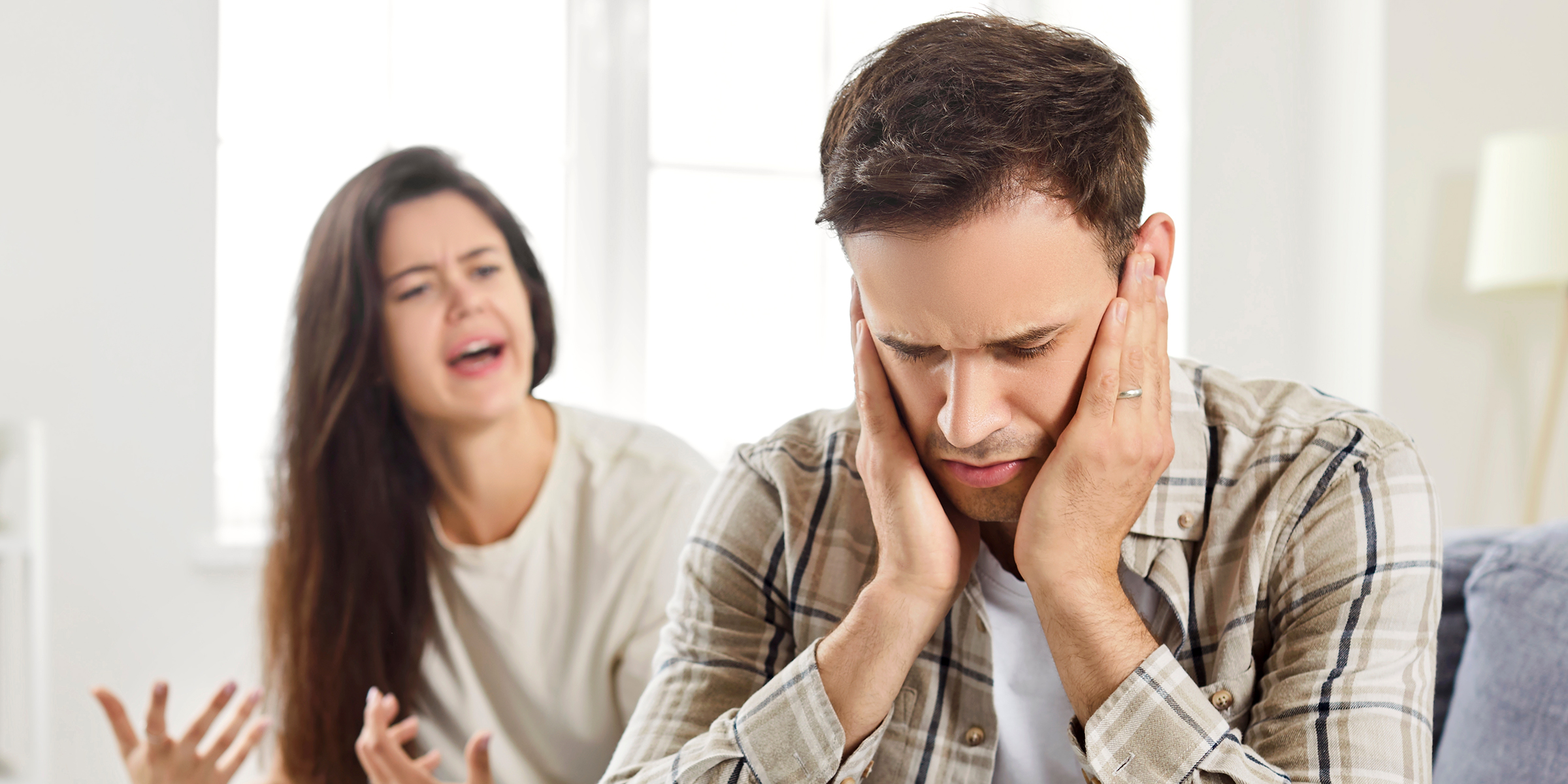 Una mujer frustrada gritando a un hombre | Fuente: Shutterstock