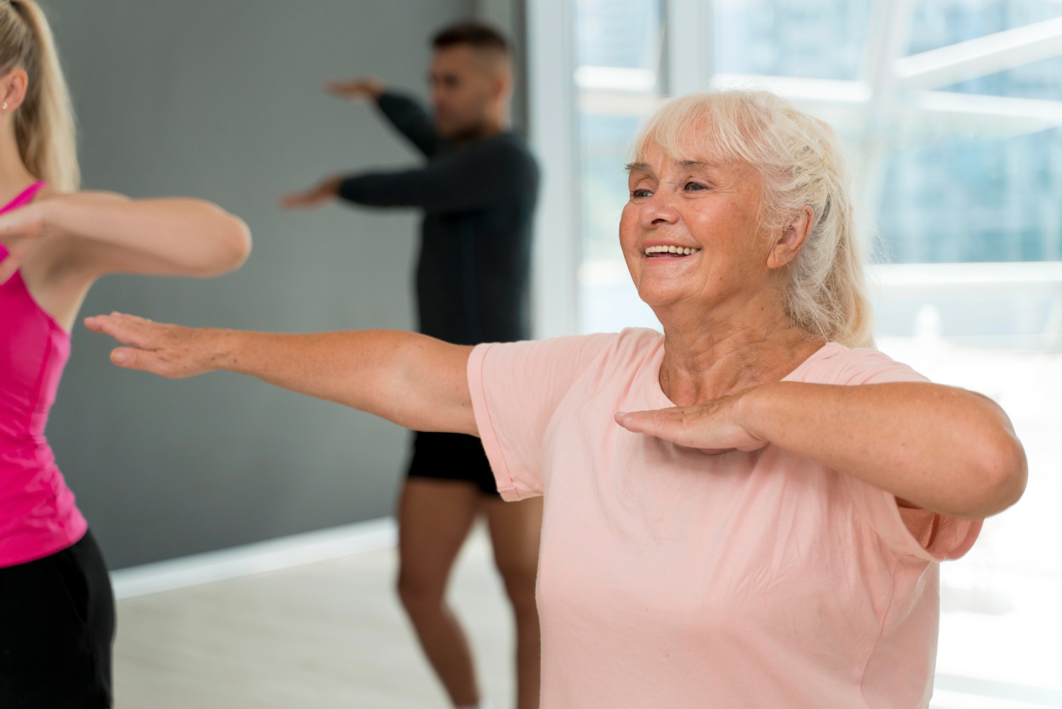 Una mujer feliz bailando | Fuente: Freepik