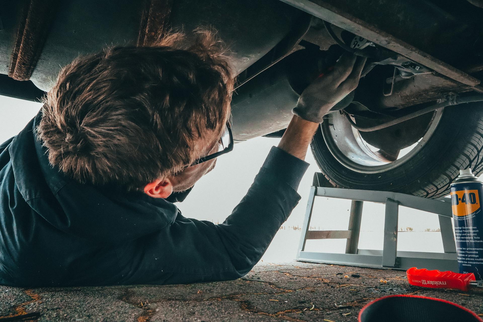 Un mecánico arreglando el motor de un vehículo | Fuente: Pexels