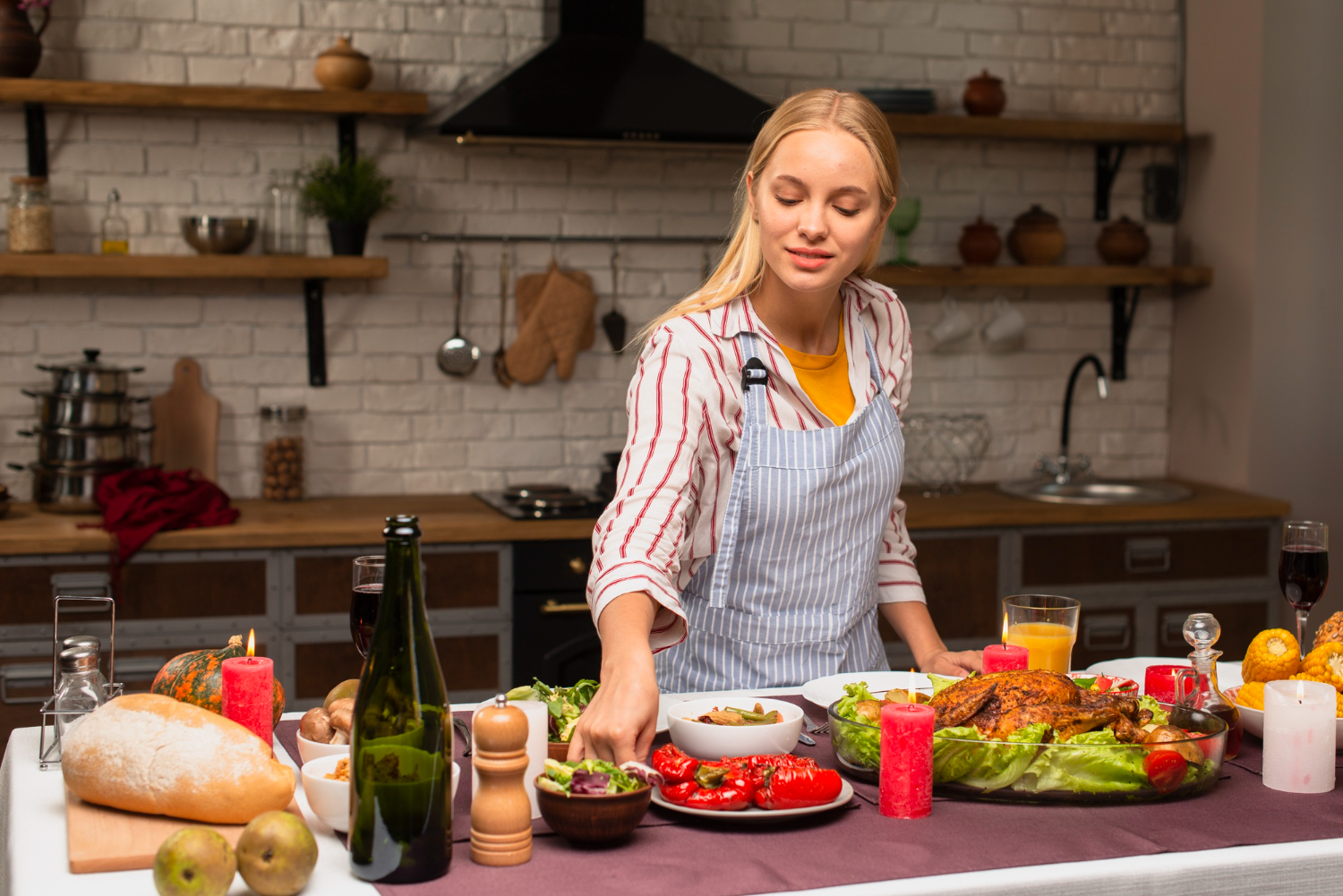 Mujer preparando un banquete | Fuente: Freepik