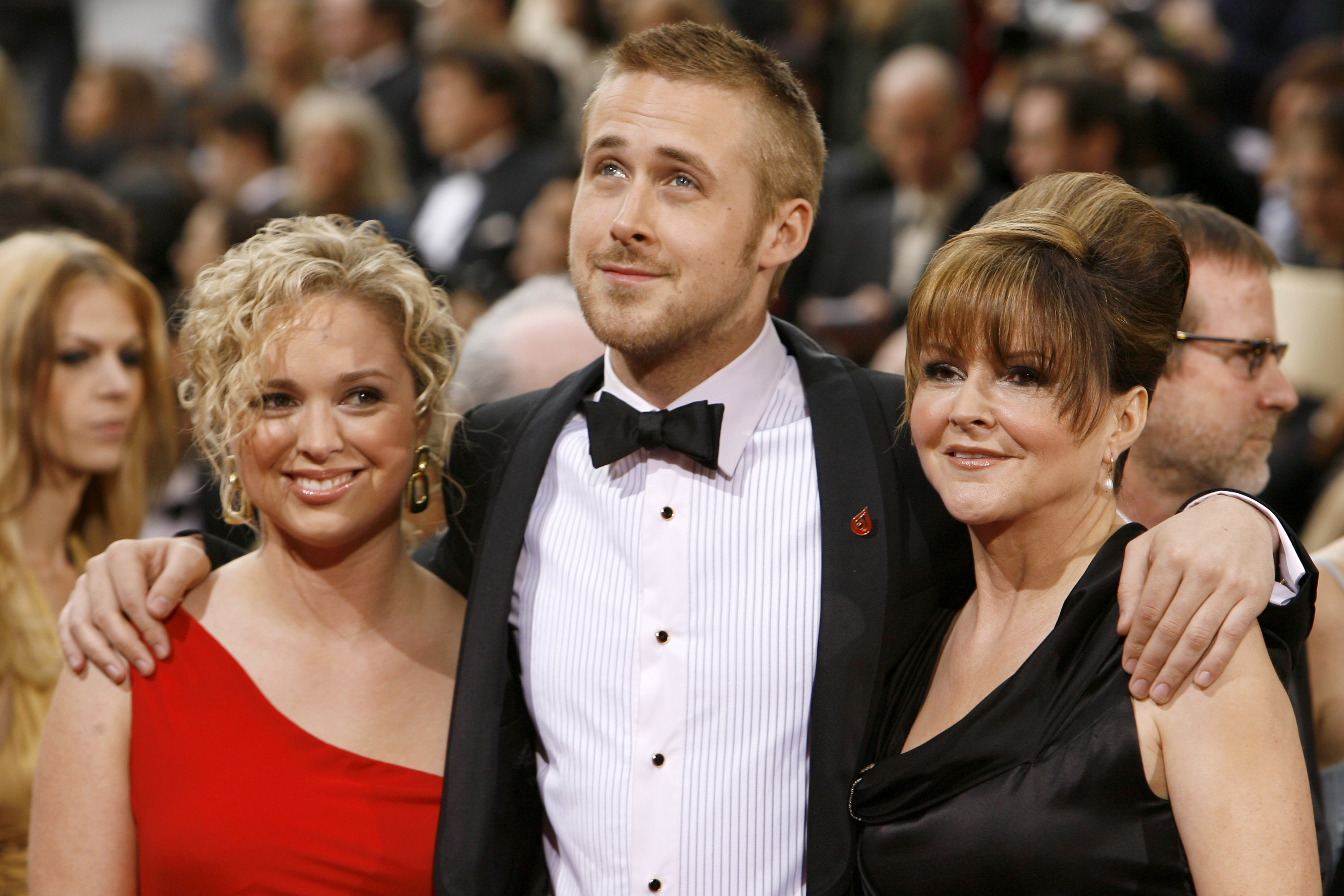 Ryan Gosling con su hermana Mandi (izquierda) y su madre Donna (derecha) en Los Ángeles el 25 de febrero de 2007 | Foto: Getty Images