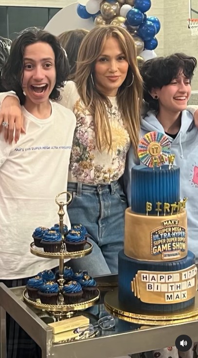 Jennifer Lopez celebrando el 17 cumpleaños de Emme y Max Muñiz con Pastel y cupcakes en un post fechado el 23 de febrero de 2025 | Fuente: Instagram/jlo