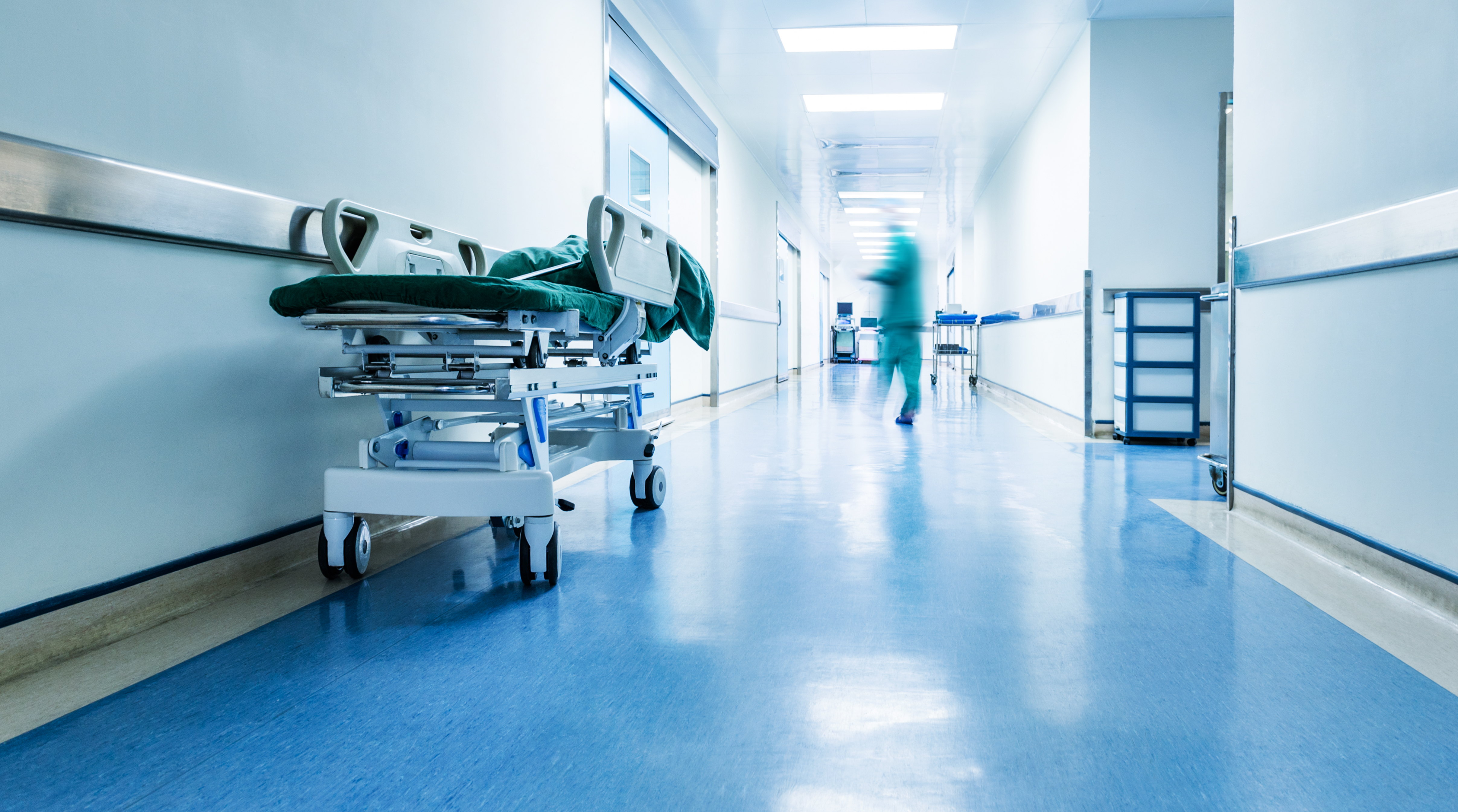 Médicos o enfermeras caminando por un hospital | Fuente: Shutterstock