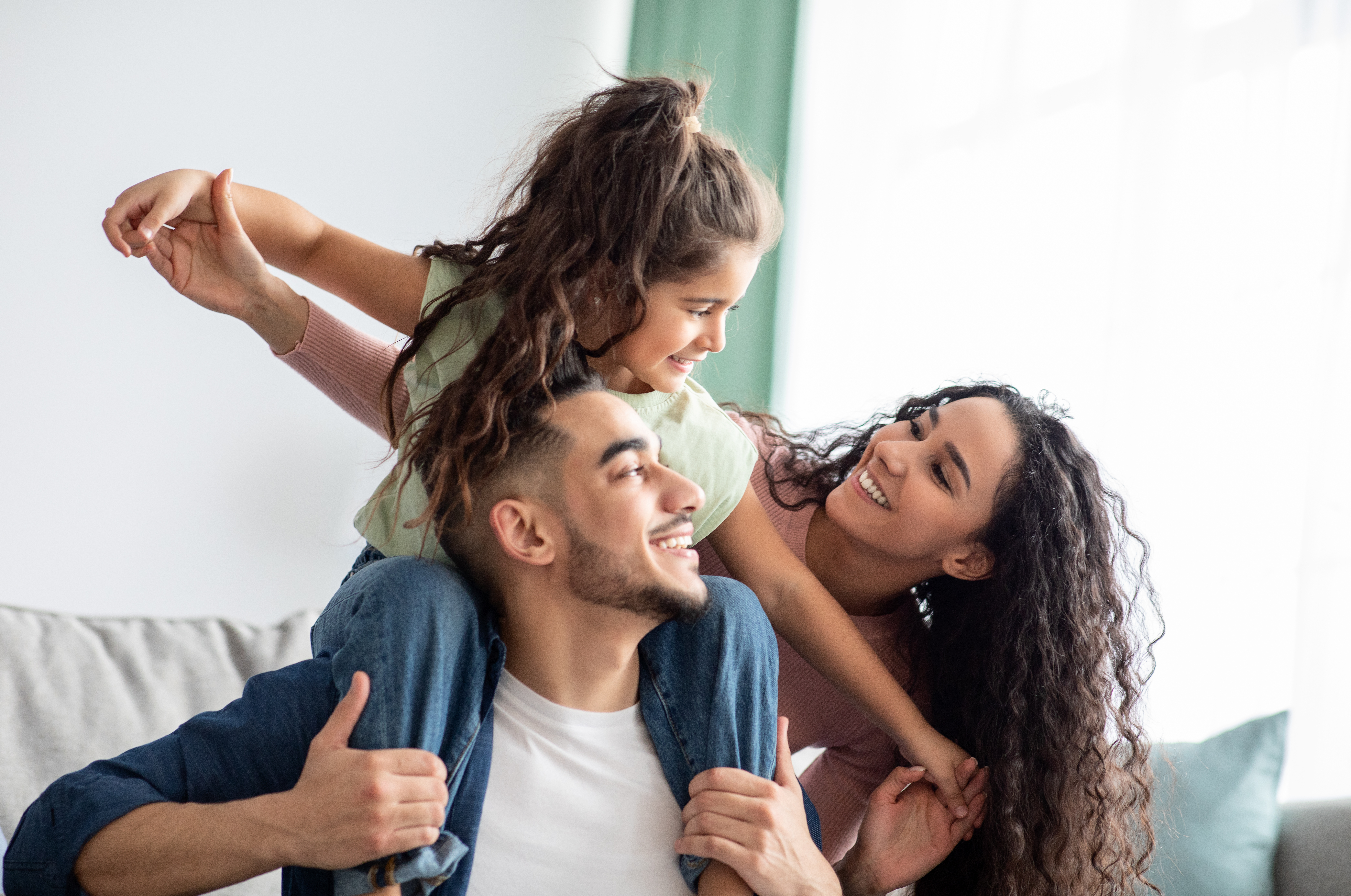 Padres juegan con su hija | Fuente: Shutterstock