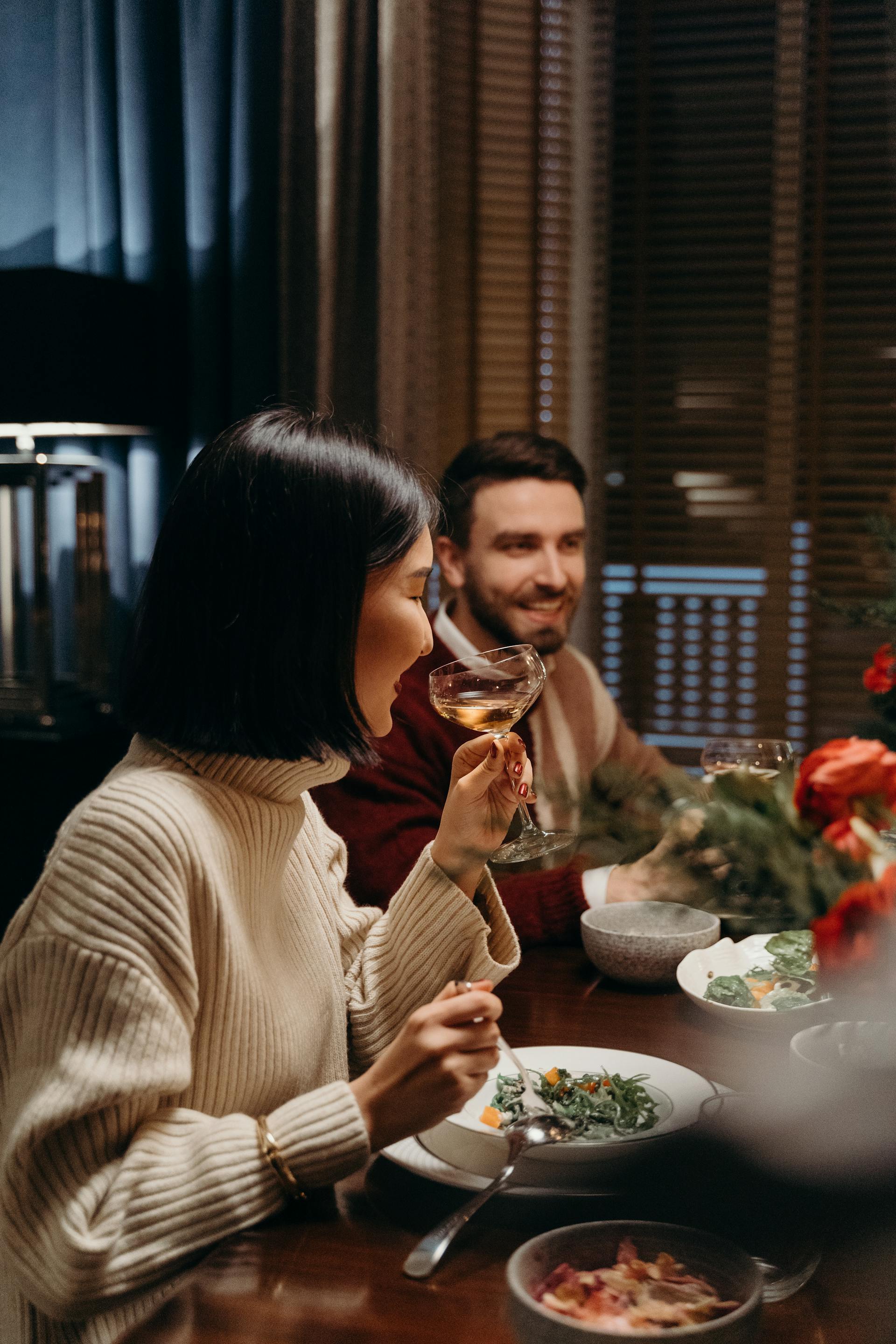 Una pareja comiendo | Fuente: Pexels