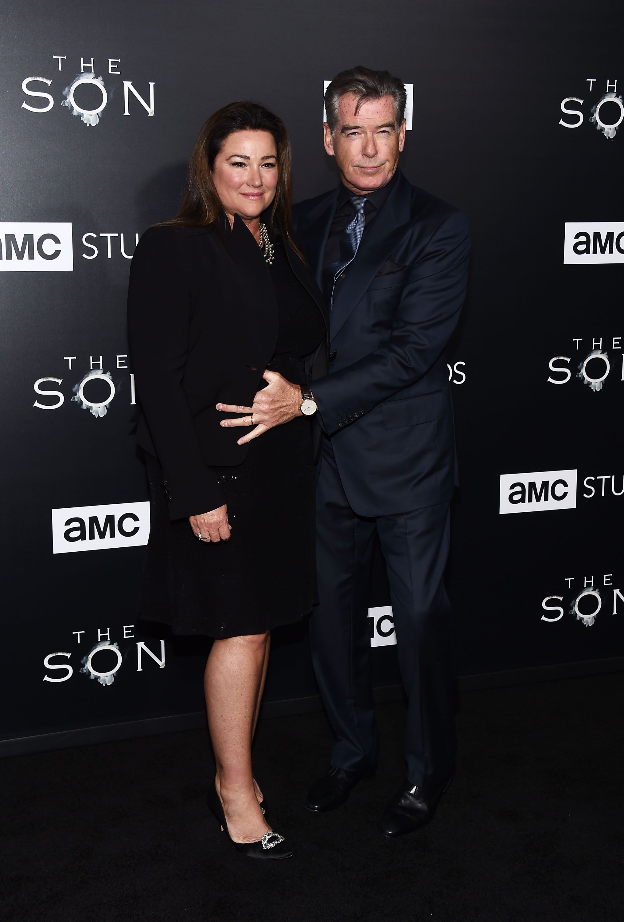Pierce Brosnan y Keely Shaye Brosnan durante el estreno de "The Son" de AMC en ArcLight Hollywood el 3 de abril de 2017, en Hollywood, California. | Foto: Getty Images