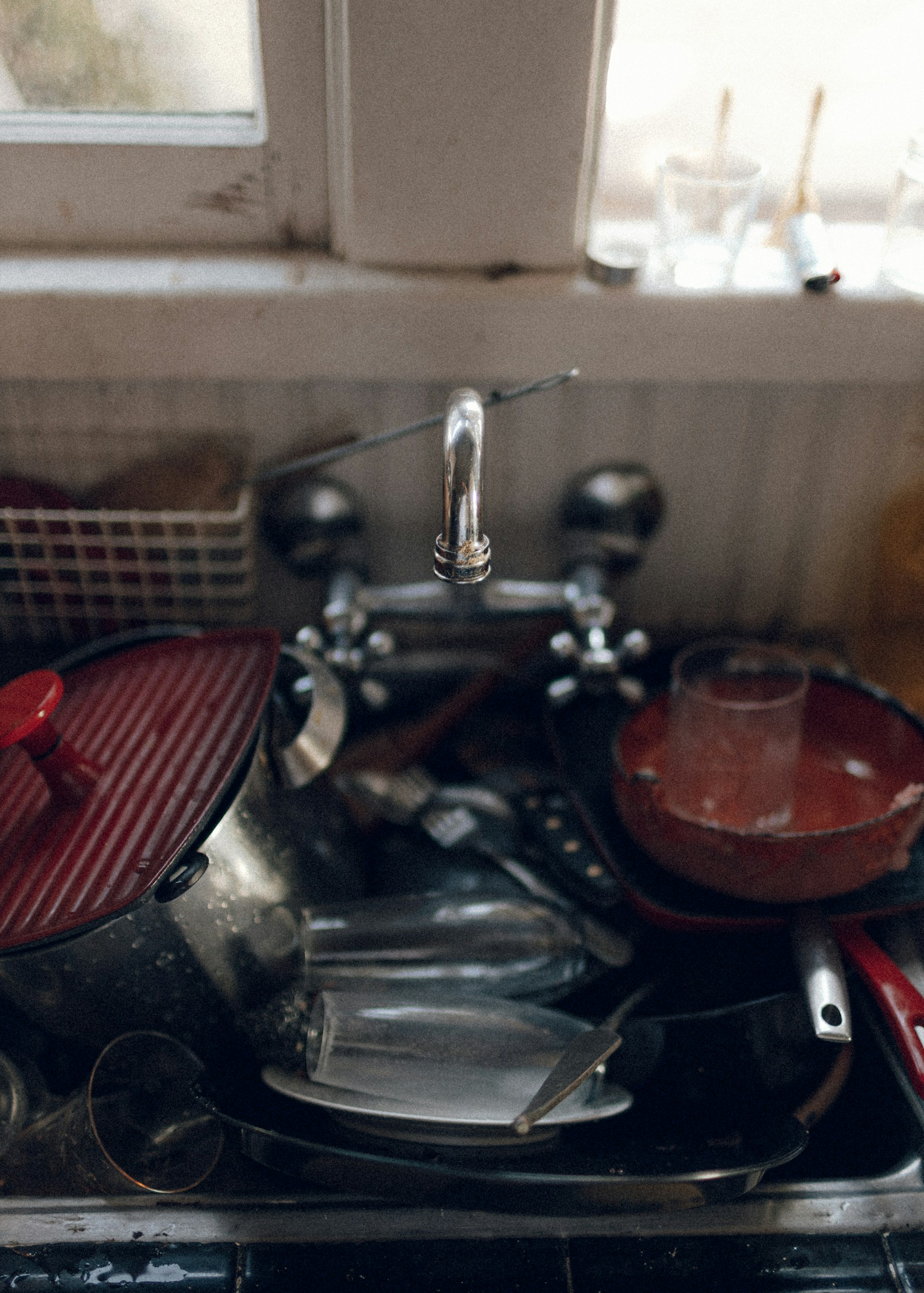 Un fregadero de cocina rebosante de platos sucios | Fuente: Unsplash
