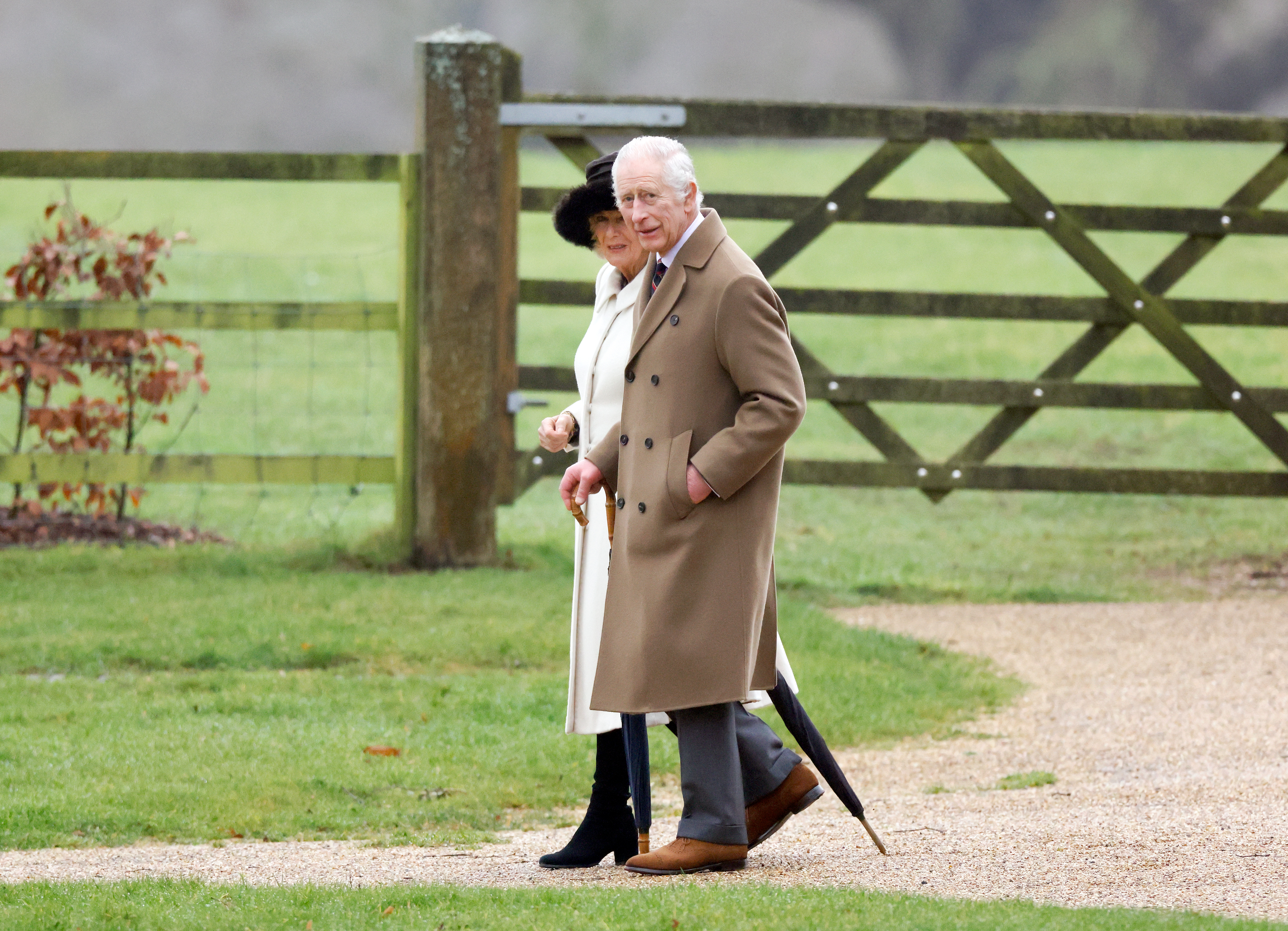 Rey Charles III y la reina Camilla asisten al servicio dominical en la iglesia de St. Mary Magdalene, en la finca de Sandringham, el 11 de febrero de 2024 | Foto: Getty Images