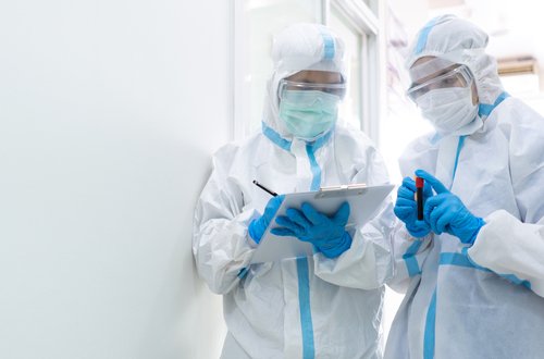 Miembros del personal médico con sus trajes anti-covid. | Foto: Shutterstock