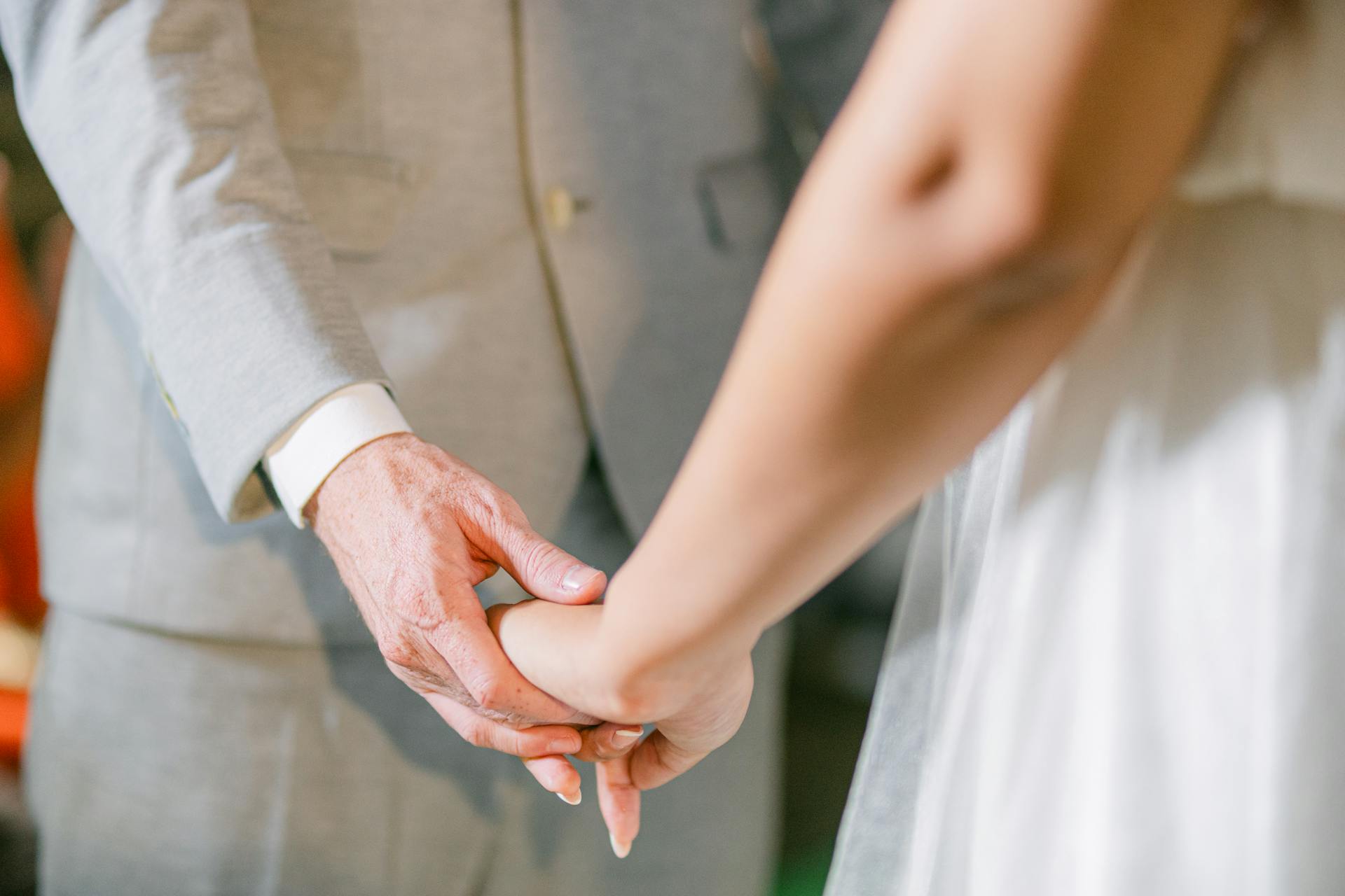 Una pareja cogida de la mano | Fuente: Pexels