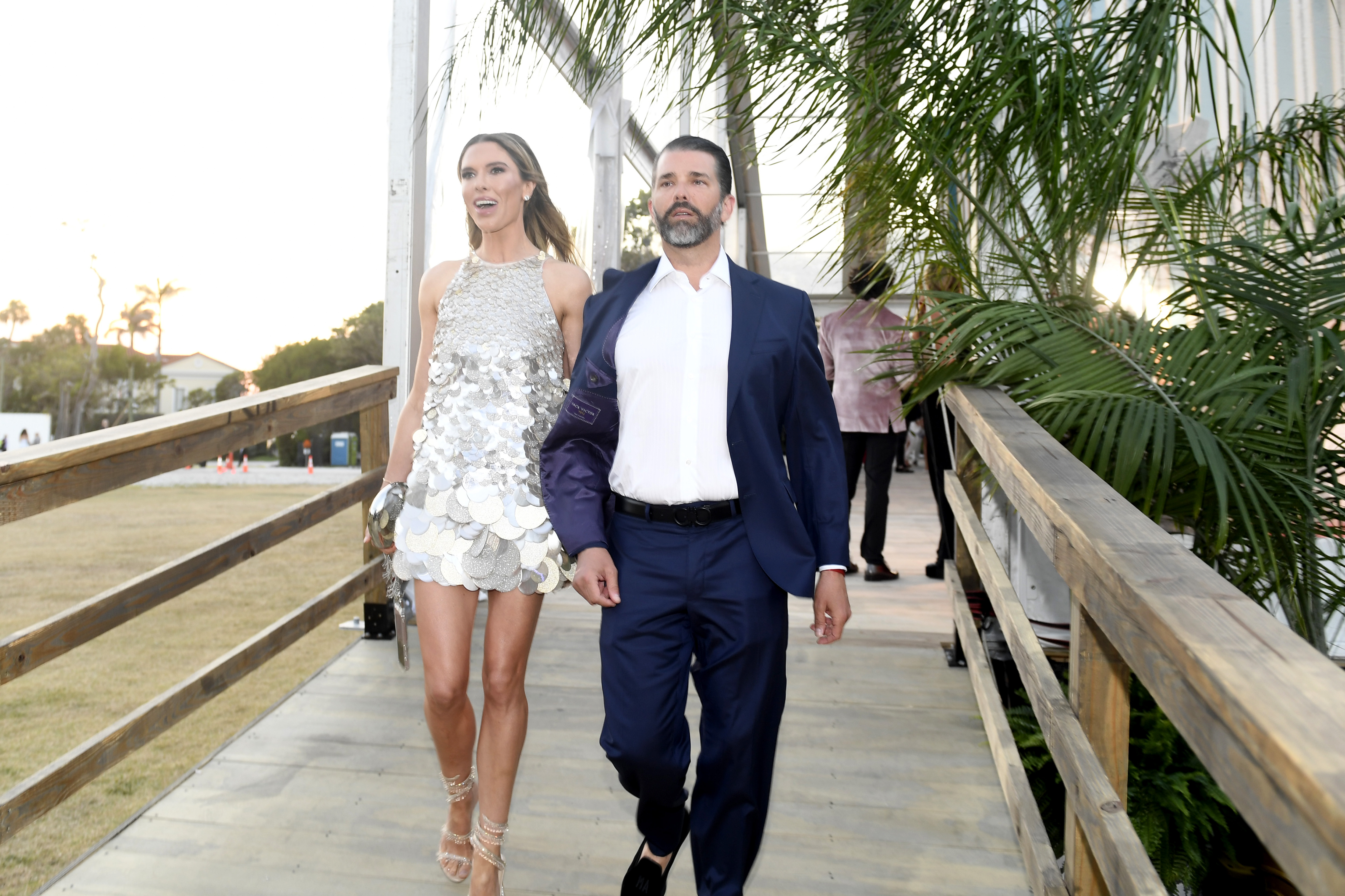 Donald Trump Jr. y Bettina Anderson asisten a la Gala amfAR Palm Beach el 15 de marzo de 2025, en Palm Beach, Florida | Fuente: Getty Images