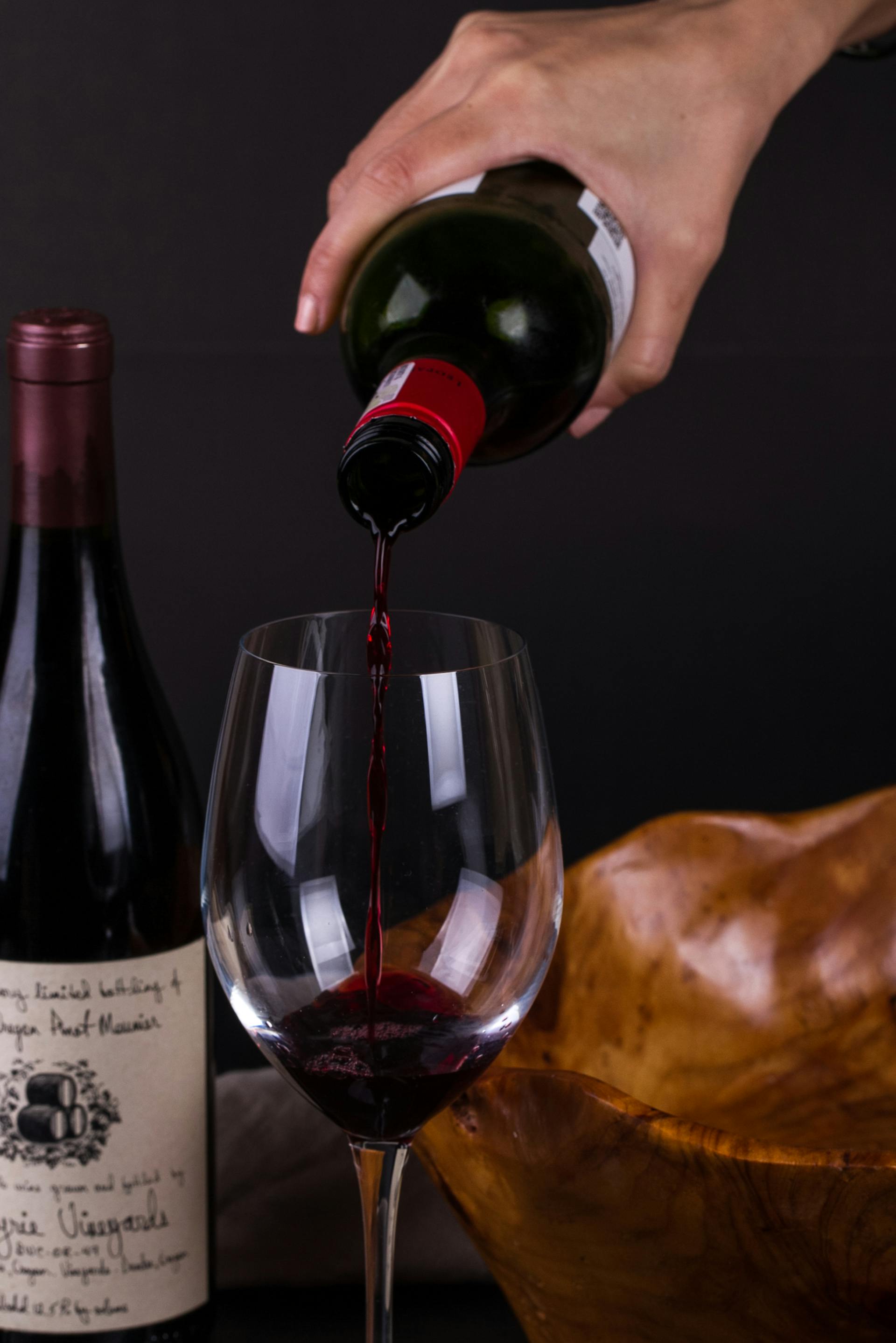 Una persona sirviendo vino | Fuente: Pexels