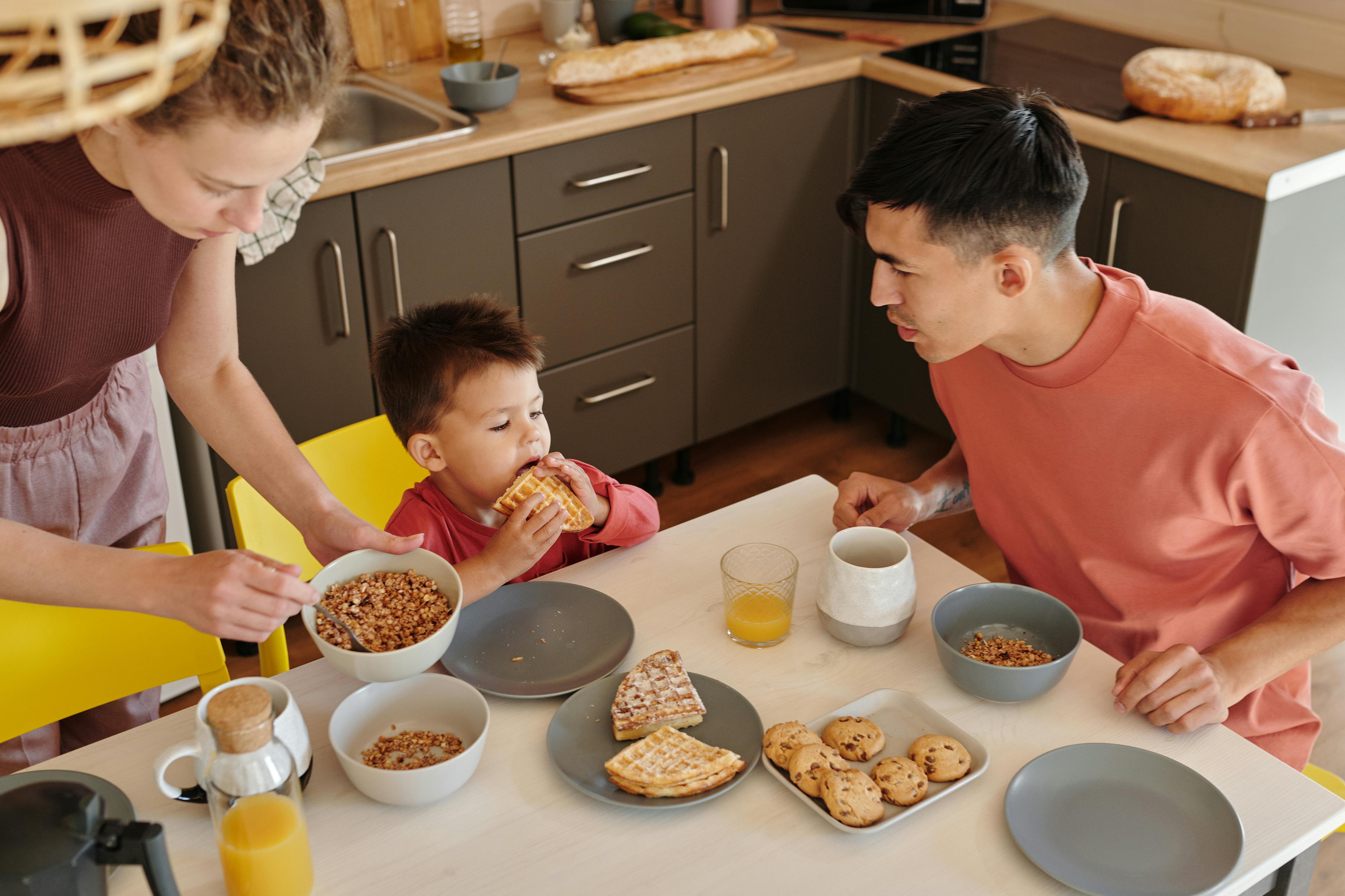 Una familia disfrutando del desayuno | Fuente: Pexels