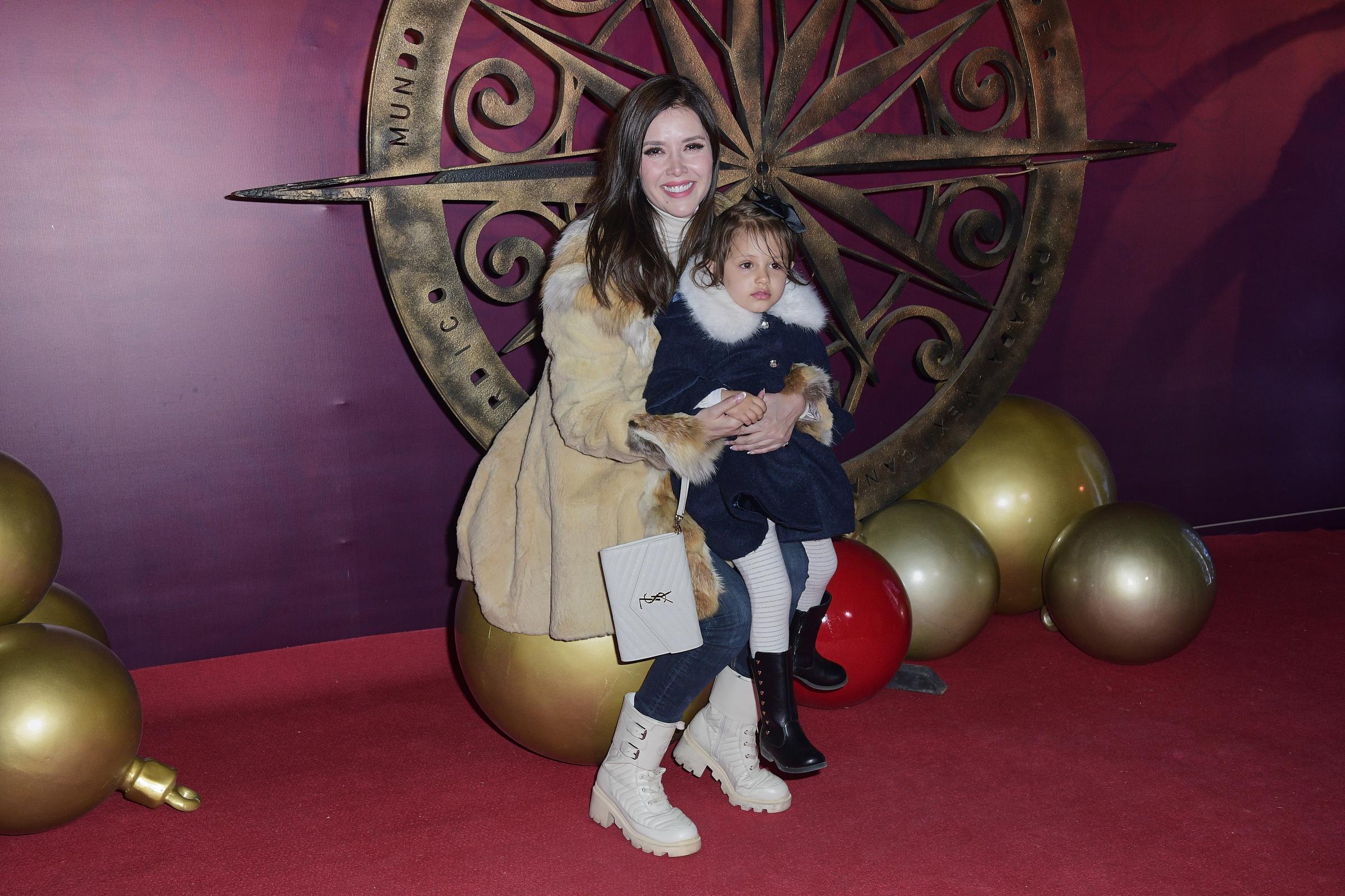 Marlene Favela y su hija Bella posan para una foto durante la alfombra roja del parque temático Navidalia en la Alameda Poniente Santa Fe el 7 de diciembre de 2022 en la Ciudad de México, México. | Fuente: Getty Images