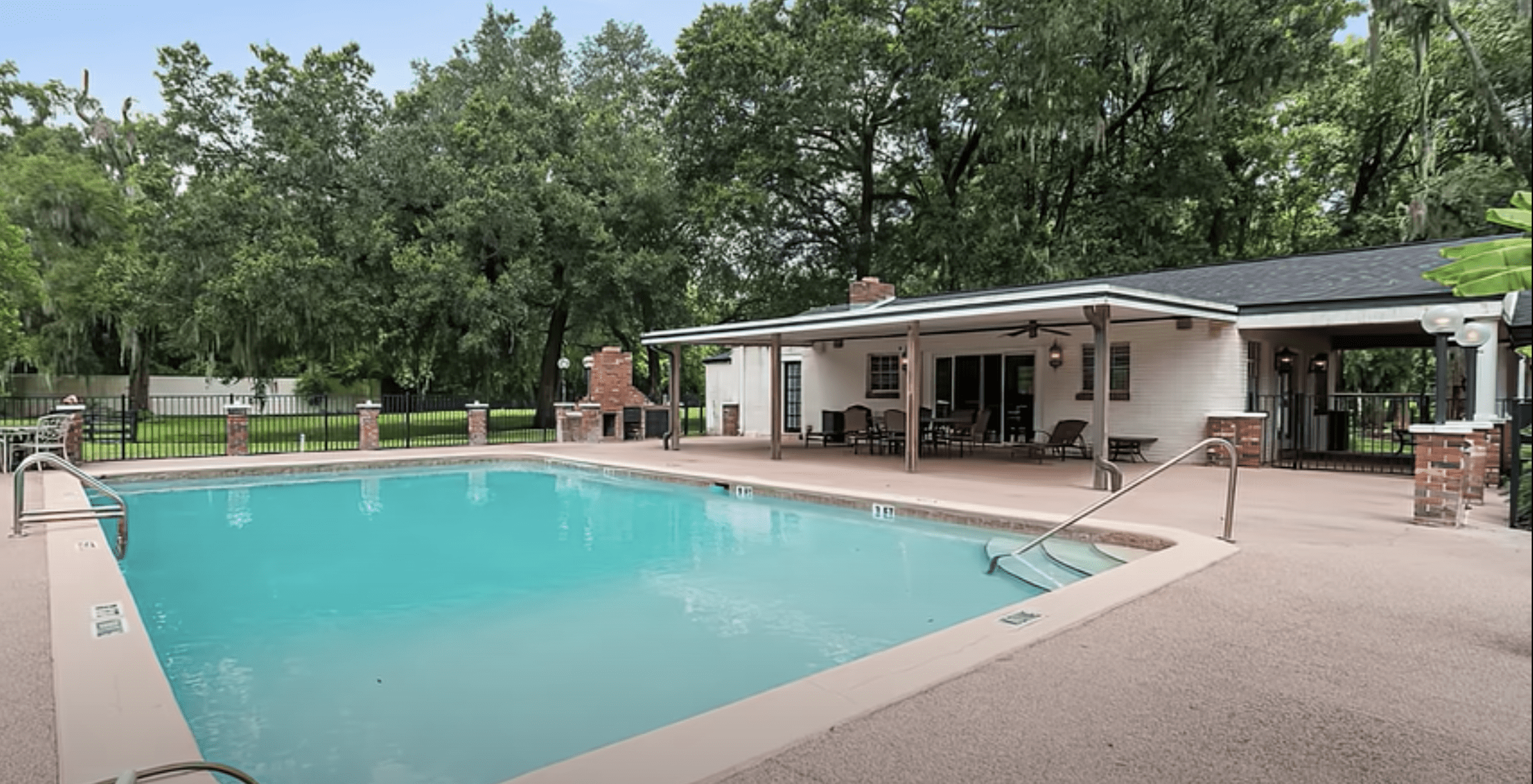 Piscina de la mansión de John Travolta. | Photo: YouTube.com/Therichest