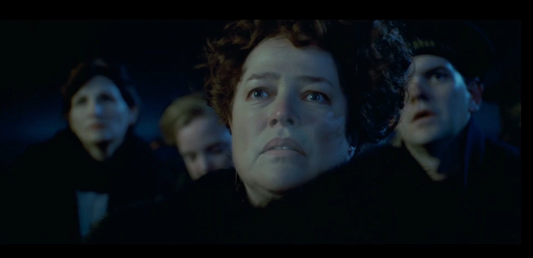 Kathy Bates como Molly Brown en 'Titanic'. | Foto: YouTube/Movieclips Classic Trailers