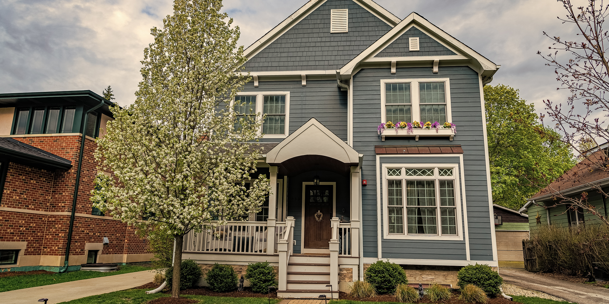 Vista frontal de una casa en un vecindario | Fuente: Shutterstock