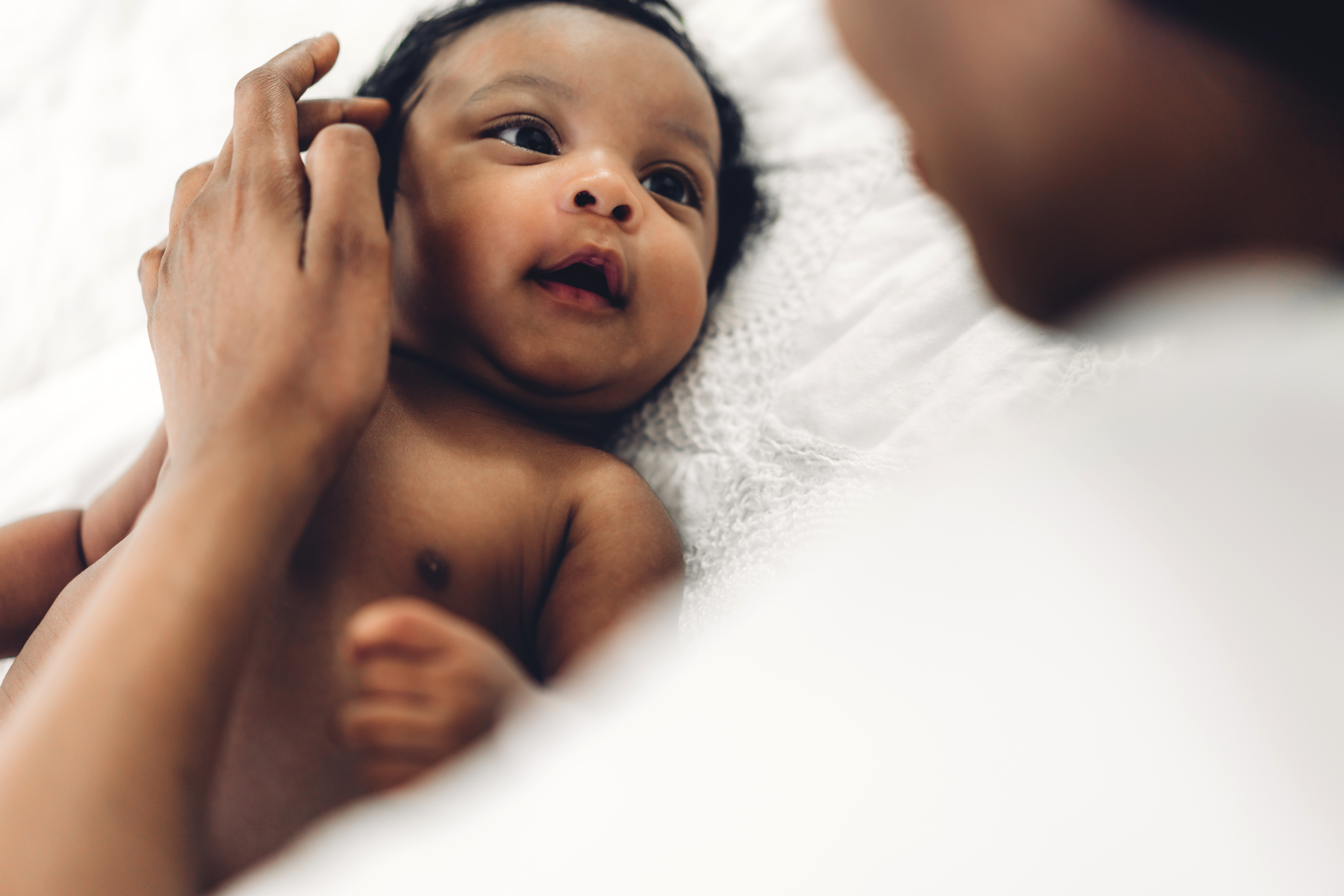 Una mujer acariciando la cara de un recién nacido. | Foto: Shutterstock