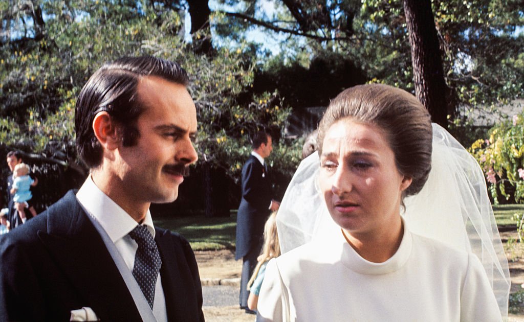 La infanta Margarita de Borbón y Carlos Zurita durante su boda, el 12 de octubre de 1972, en Estoril, Portugal. | Foto: Getty Images