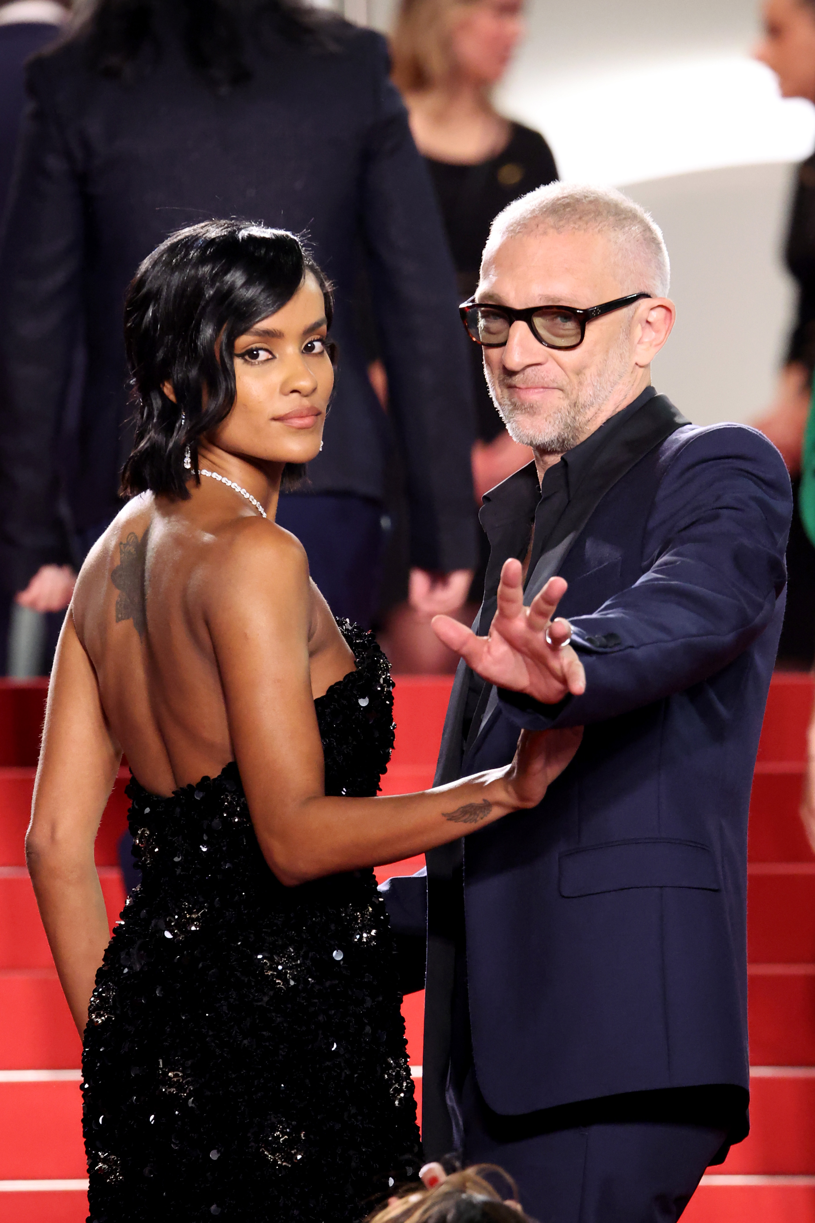 Narah Baptista y Vincent Cassel en la alfombra roja de "Parthenope" durante la 77ª edición del Festival de Cine de Cannes el 21 de mayo de 2024, en Francia. | Fuente: Getty Images