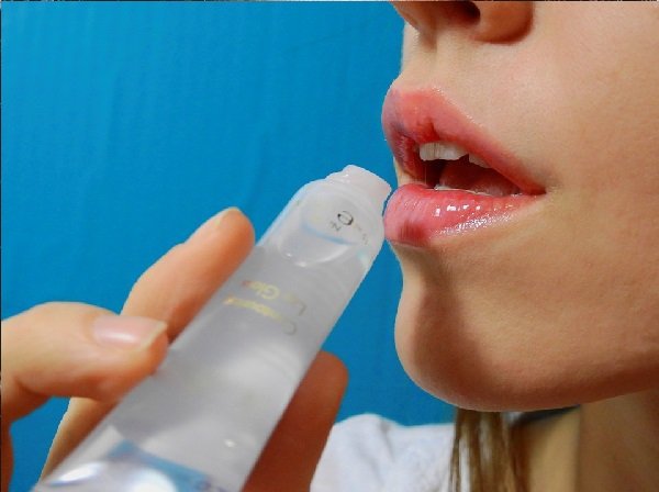 Chica hidratando sus labios. | Foto: Pixabay