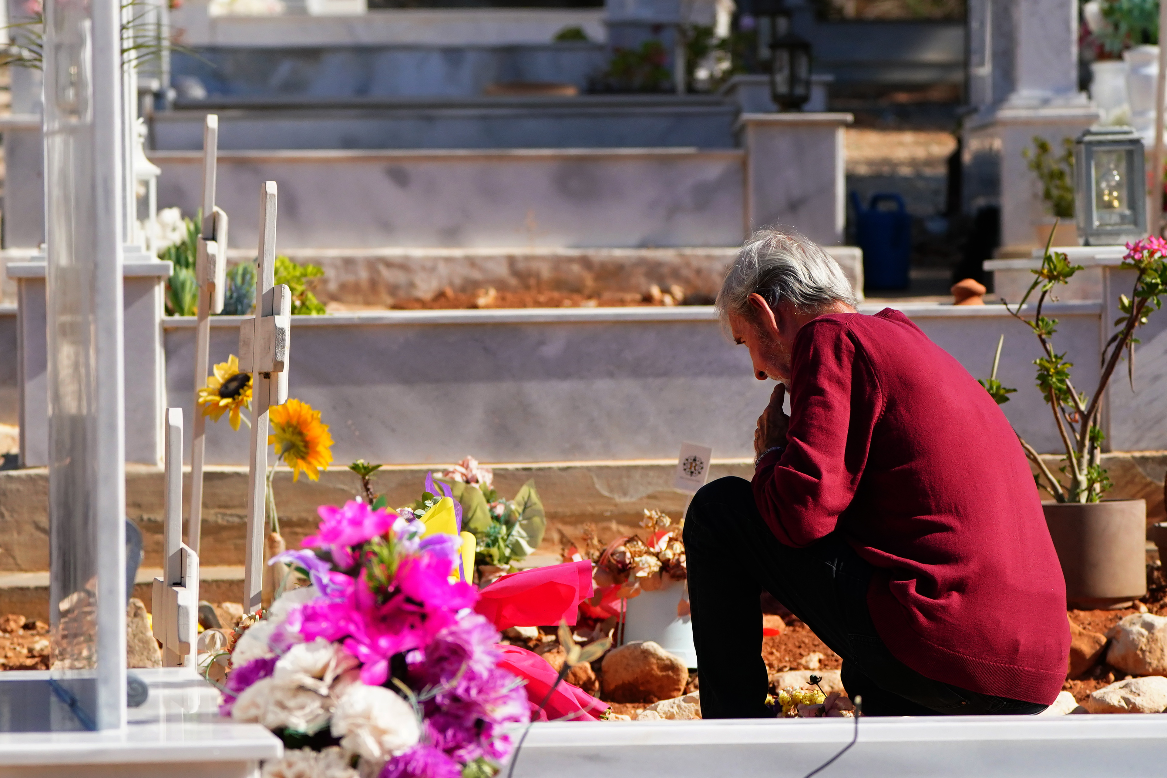 David Hunter sentado junto a la tumba de su esposa el 1 de agosto de 2023 | Foto: Getty Images