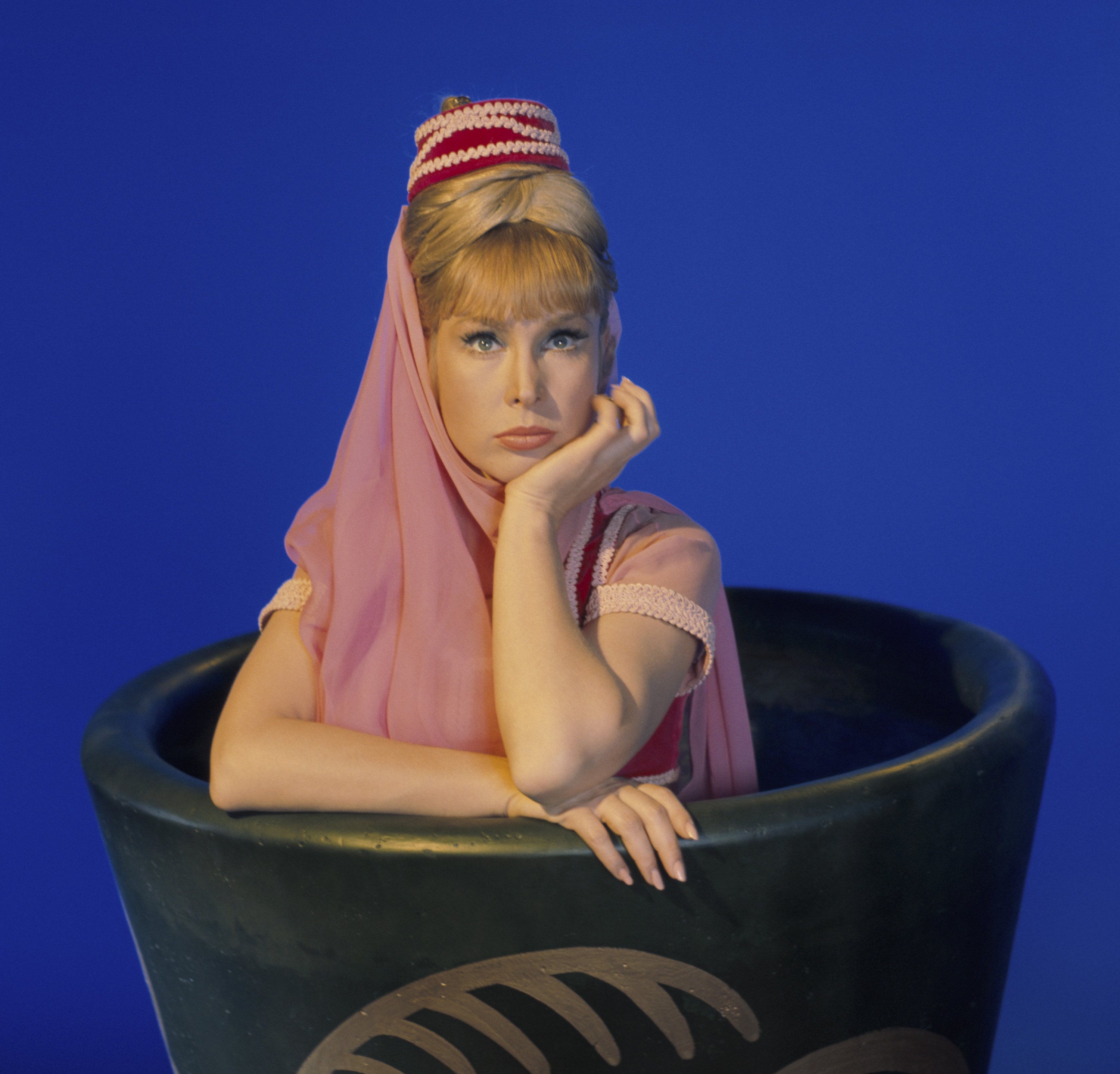 Barbara Eden como Jeannie en el plató de "I Dream of Jeannie", hacia 1967. | Fuente: Getty Images