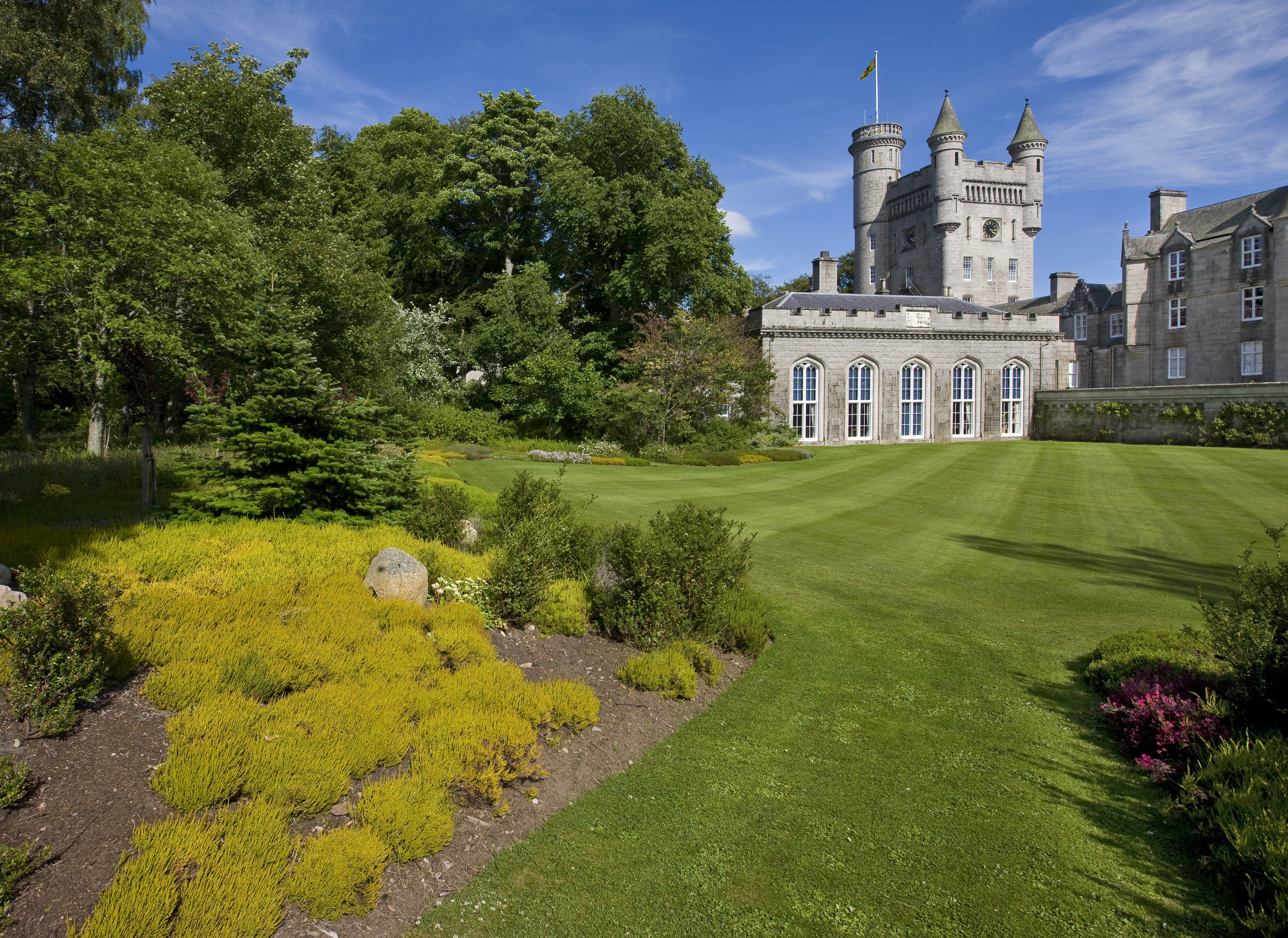 Castillo de Balmoral desde la rosaleda amurallada, residencia de la Familia Real Británica, Royal Deeside, Aberdeenshire, Escocia, Reino Unido | Foto: Getty Images