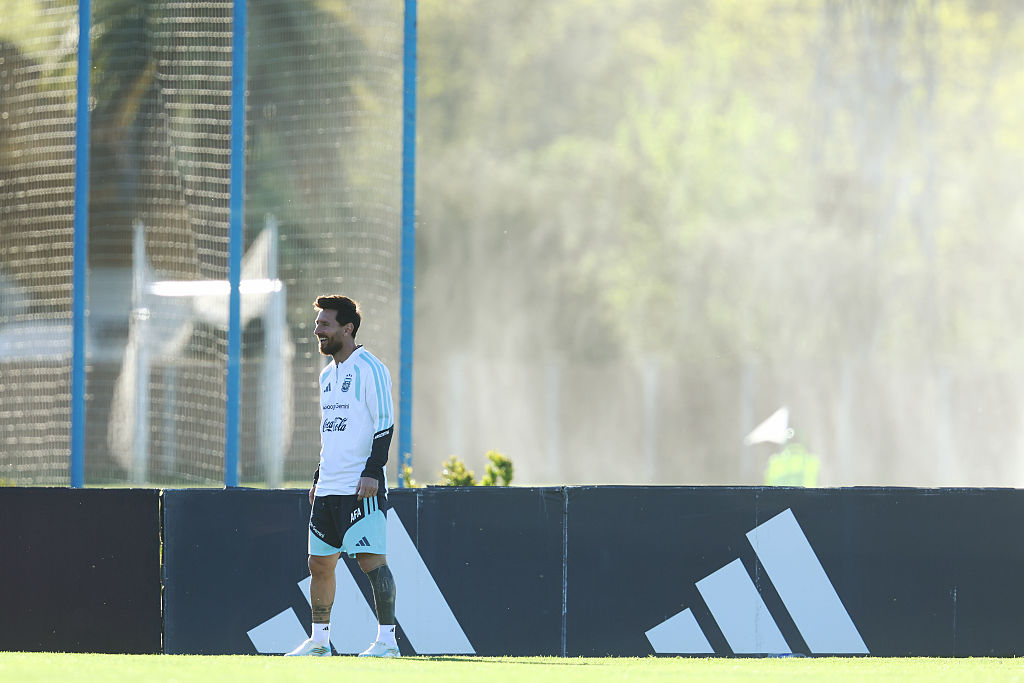 El argentino Lionel Messi observa durante una sesión de entrenamiento en el centro de entrenamiento Lionel Messi, el 5 de octubre de 2026 en Ezeiza, Argentina. | Fuente: Getty Images