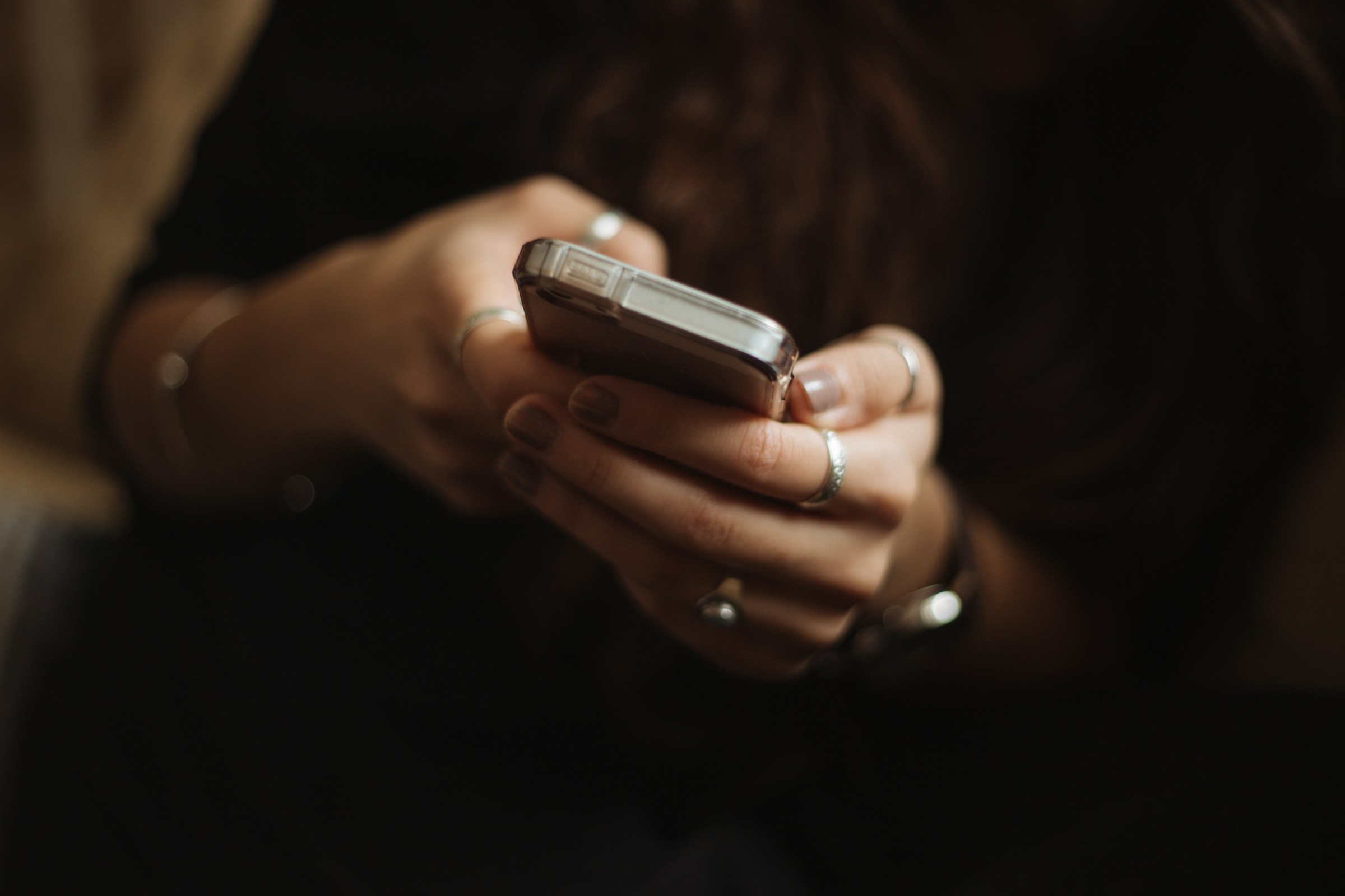 Primer plano de una mujer sujetando un smartphone | Fuente: Unsplash