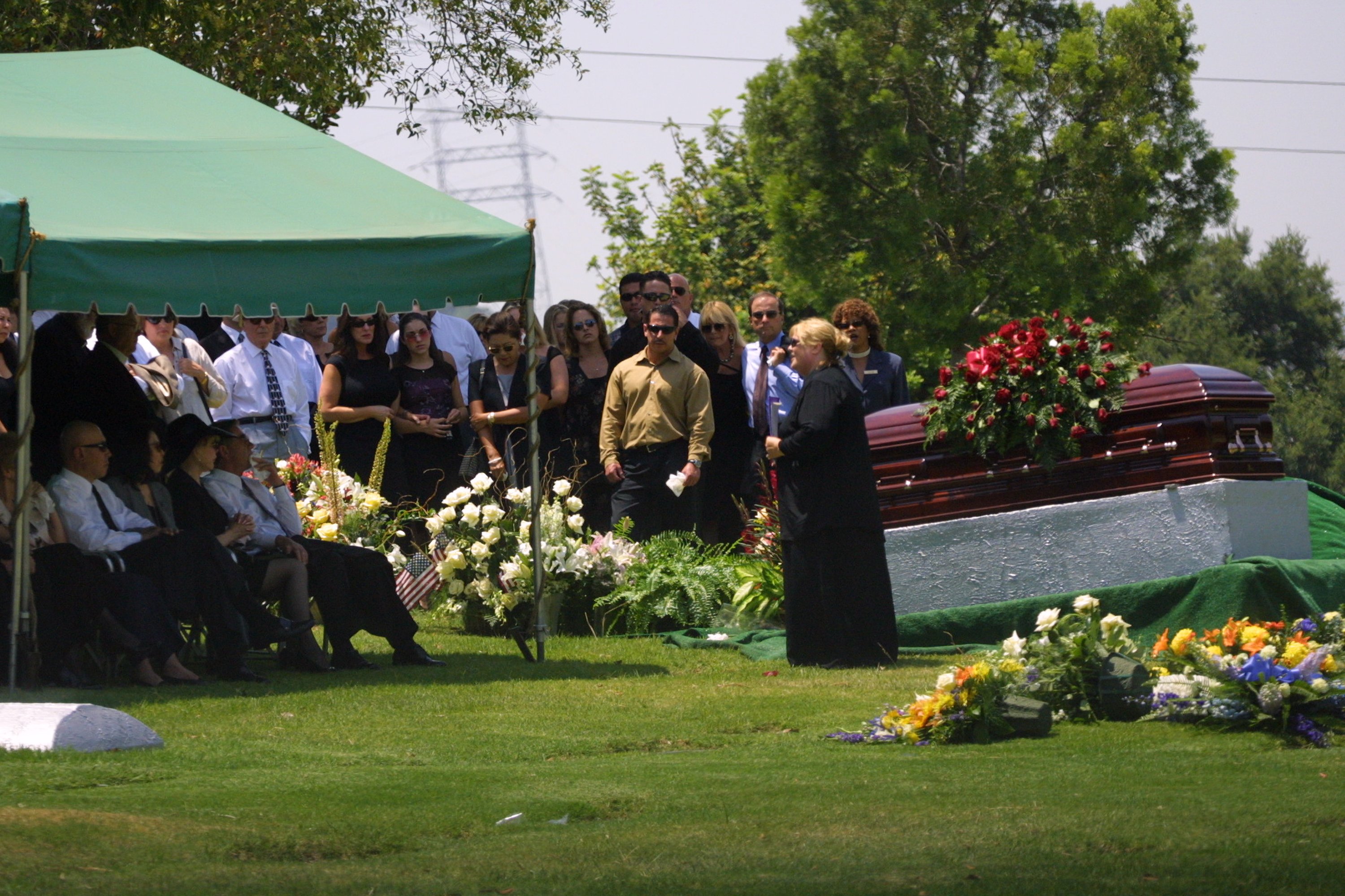 Dolientes asisten al funeral de Matthew Ansara, hijo de Barbara Eden, en Hollywood, California, el 2 de julio de 2001. | Fuente: Getty Images