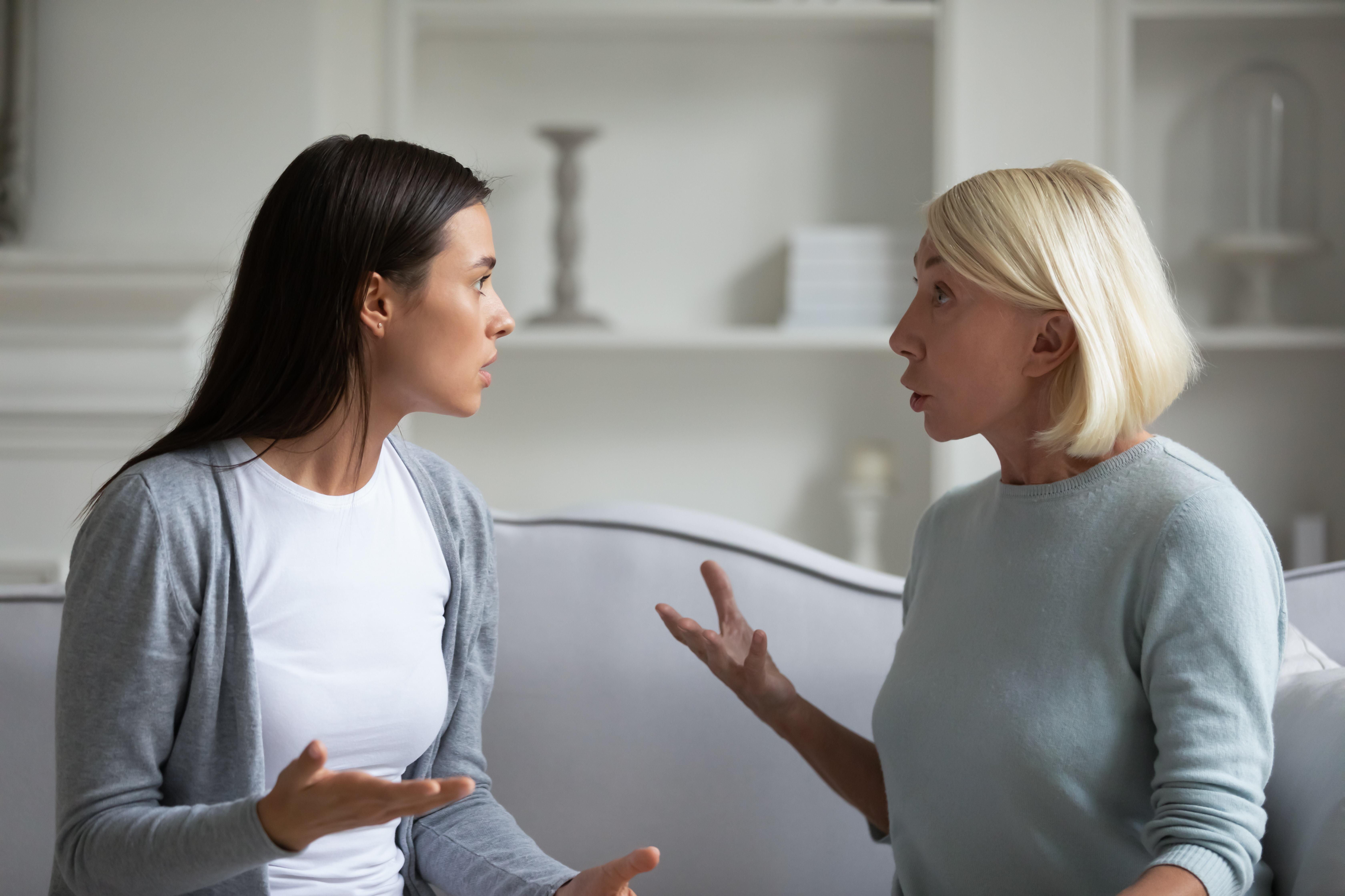 Una mujer joven hablando con una mujer mayor | Fuente: Shutterstock