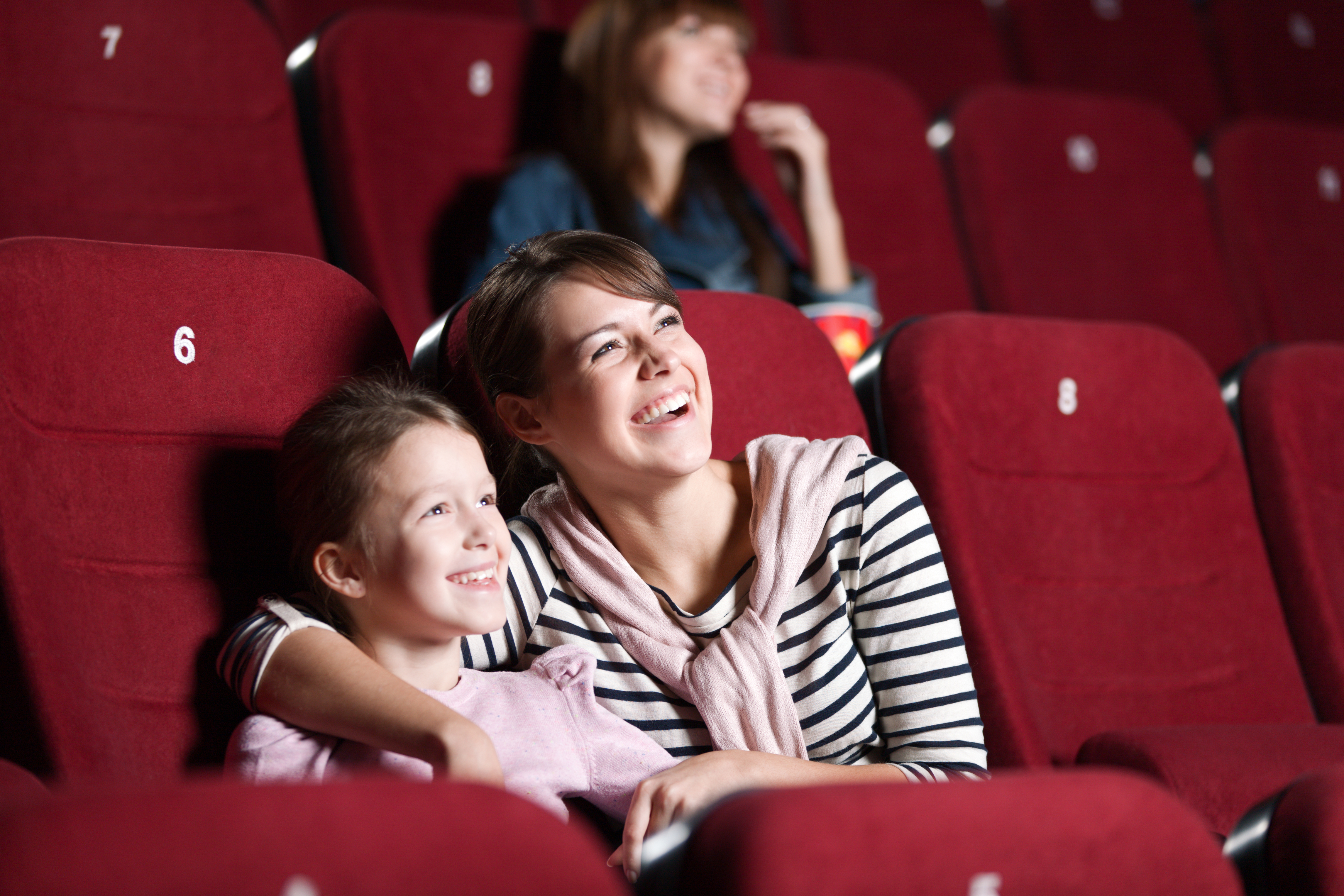 Una madre y su hija divirtiéndose en una sala de cine. | Foto: Shutterstock