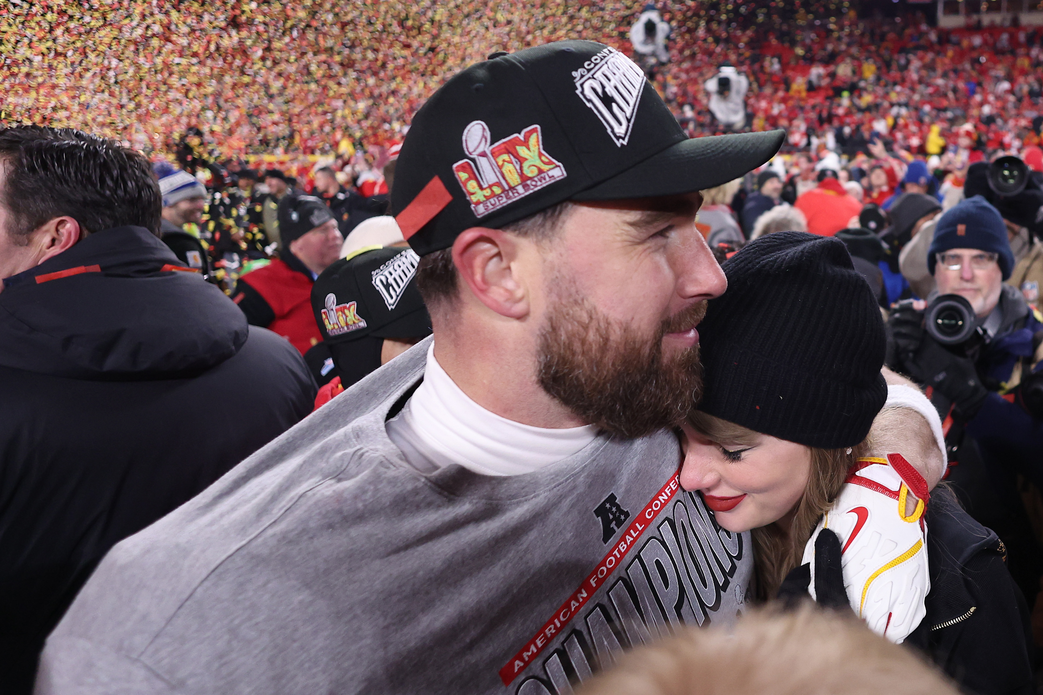 Taylor Swift celebra con Travis Kelce después de derrotar a los Buffalo Bills 32-29 en el Partido por el Campeonato de la AFC en el GEHA Field del Estadio Arrowhead el 26 de enero de 2025, en Kansas City, Missouri | Fuente: Getty Images