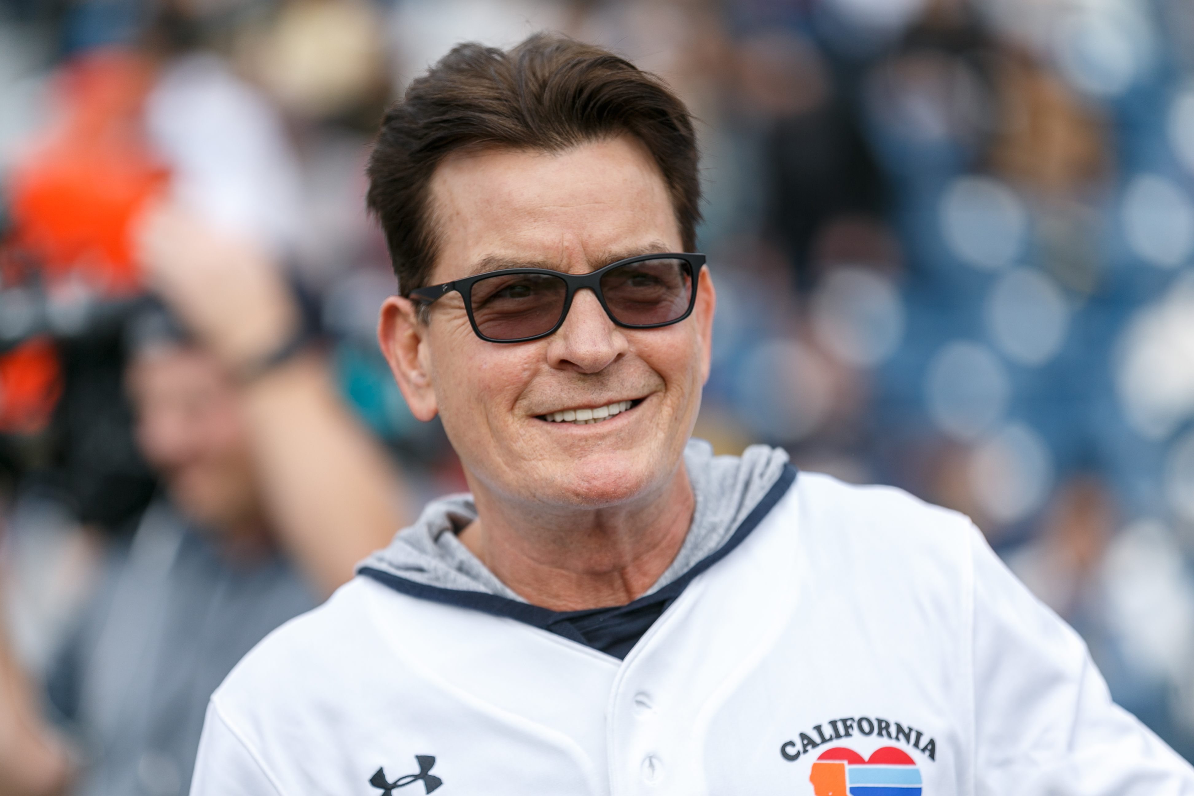 Charlie Sheen asiste a un partido de softball el 13 de enero de 2019 | Foto: Getty Images