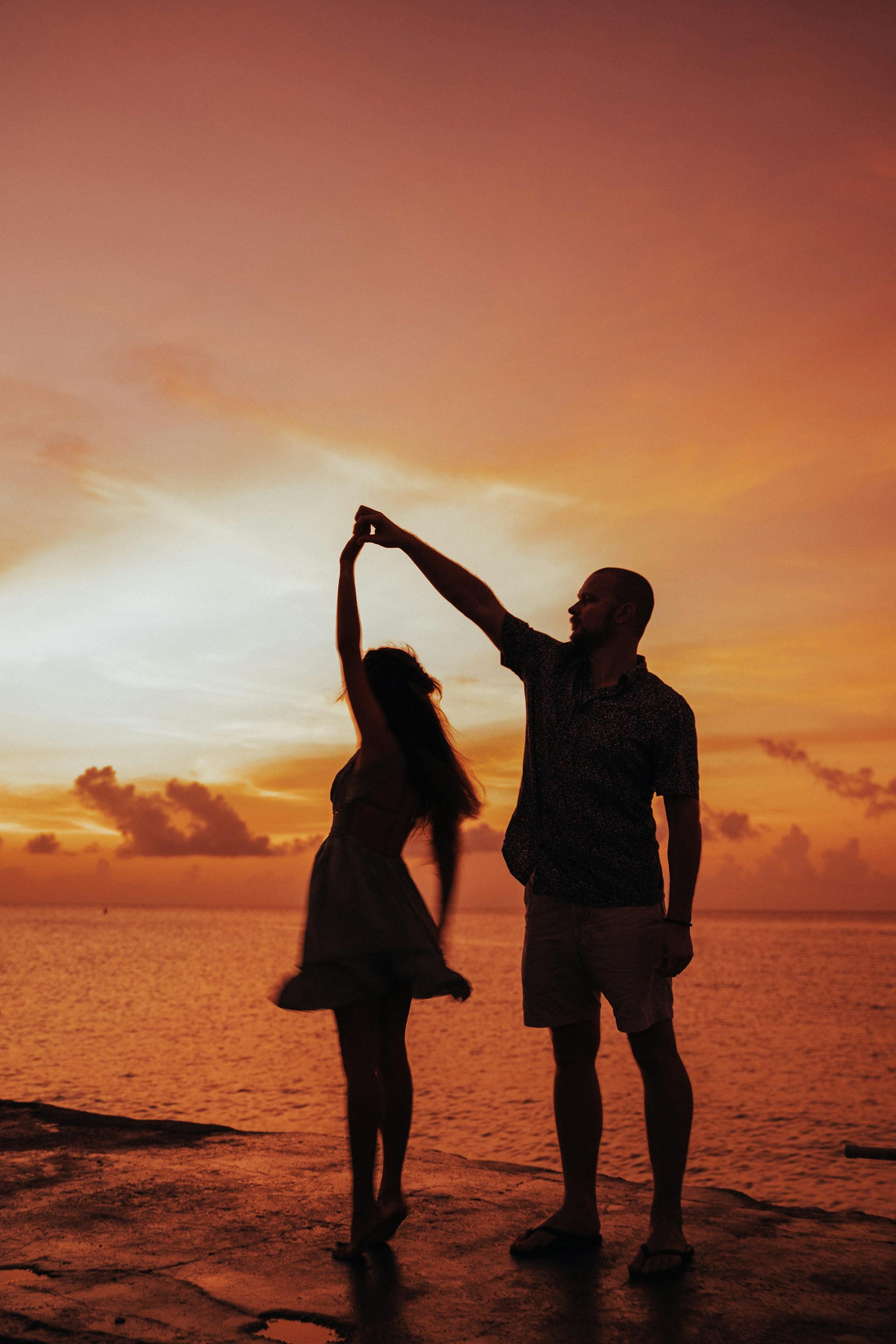 Una pareja bailando en la playa | Fuente: Pexels