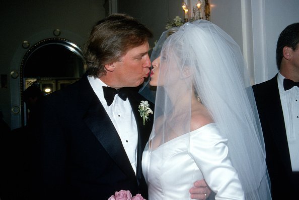 Donald Trump y Marla Maples en el Hotel Plaza el 20 de diciembre de 1993 en la ciudad de Nueva York. | Foto: Getty Images