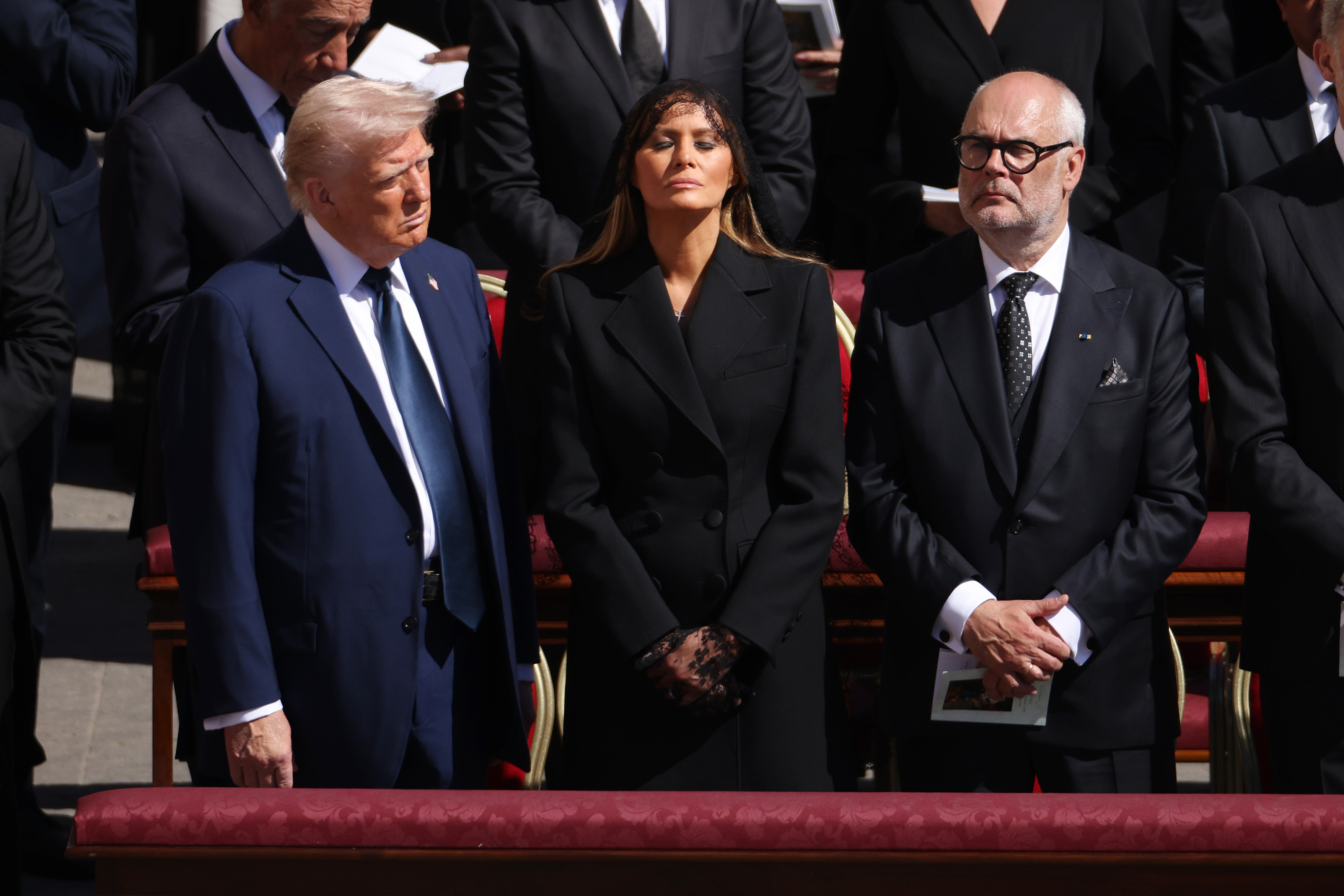 El presidente de EEUU, Donald Trump, con la primera dama, Melania Trump, y el presidente de Estonia, Alar Karis, en el funeral del papa Francisco | Fuente: Getty Images
