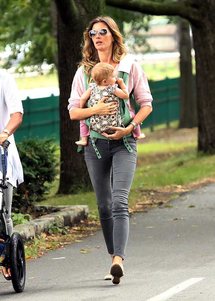 Gisele Bundchen llevó a sus hijos Benjamin Brady, Vivian Lake Brady y su hijastro Jack Moynihan al parque el 02 de septiembre de 2013 en Boston, Massachusetts. (Foto de Stickman/Bauer-Griffin/GC Images)