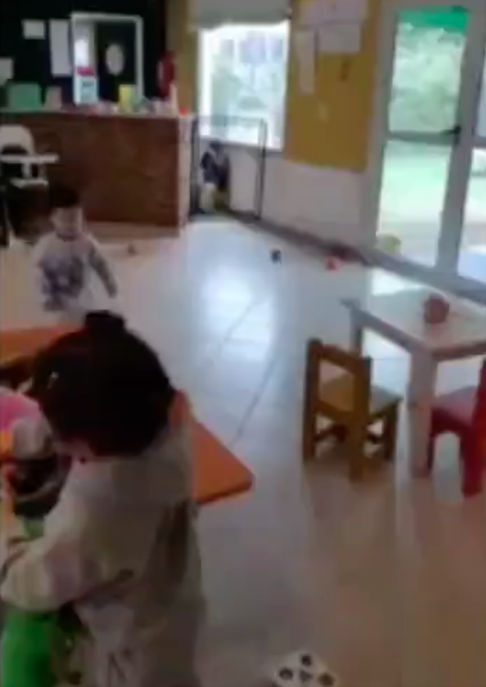 Otros pequeños juegan mientras que a un niño se le aísla tras una reja | Foto: Twitter.com/AgenciaElVigia