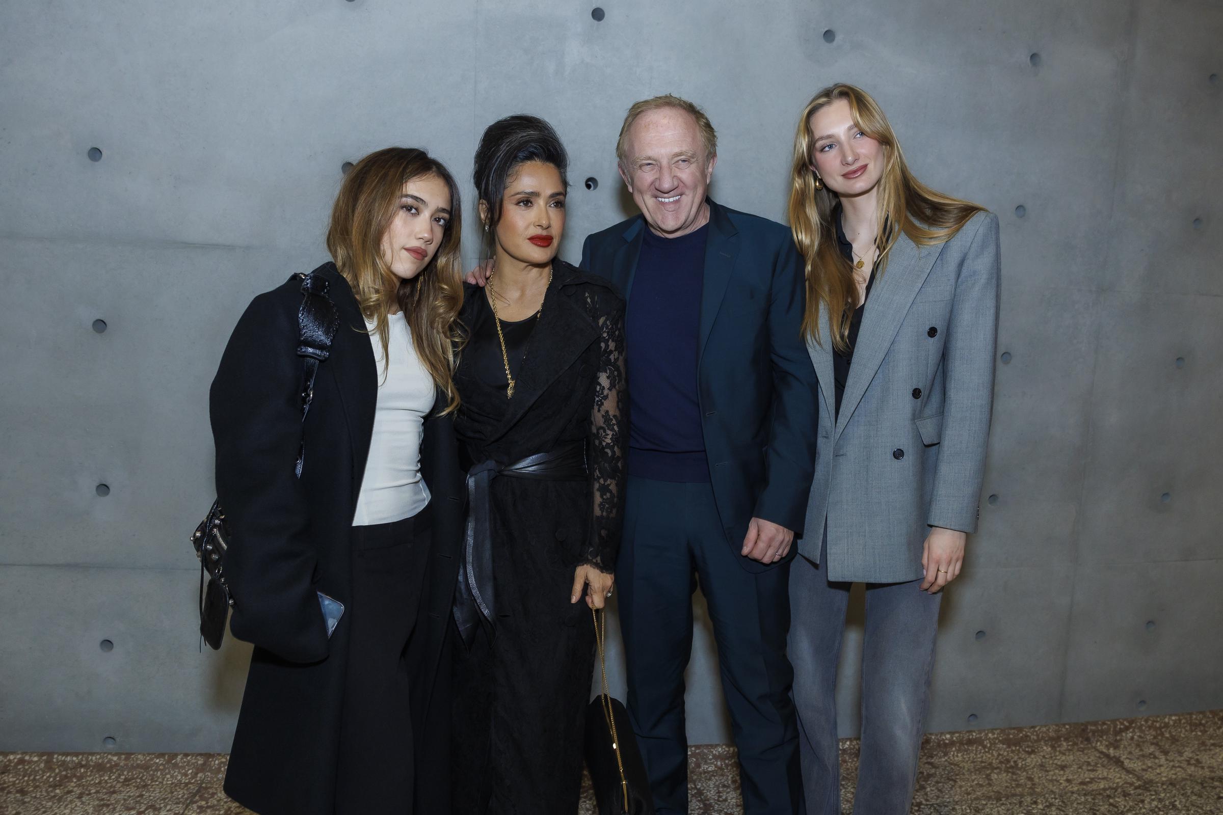 Valentina Paloma Pinault, Salma Hayek, François-Henri Pinault y Mathilde Pinault asisten a la exposición 'Corps et Ames' en la Colección Bourse de Commerce Pinault el 4 de marzo de 2025 en París, Francia.