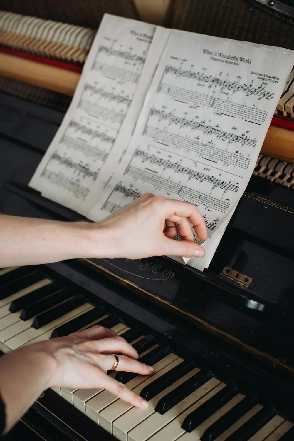 Una mujer tocando el piano | Fuente: Pexels